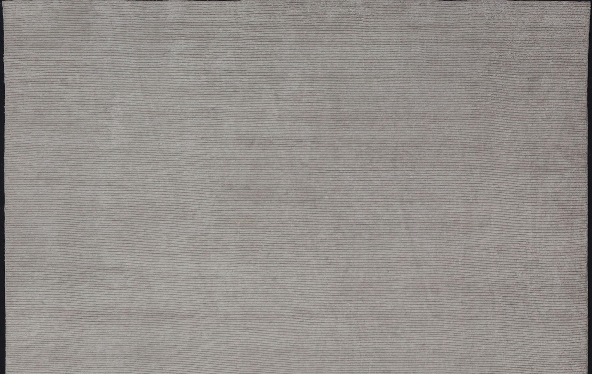 Grand tapis carré moderne avec motif minimaliste  Modèle blanc cassé et beige en vente 1