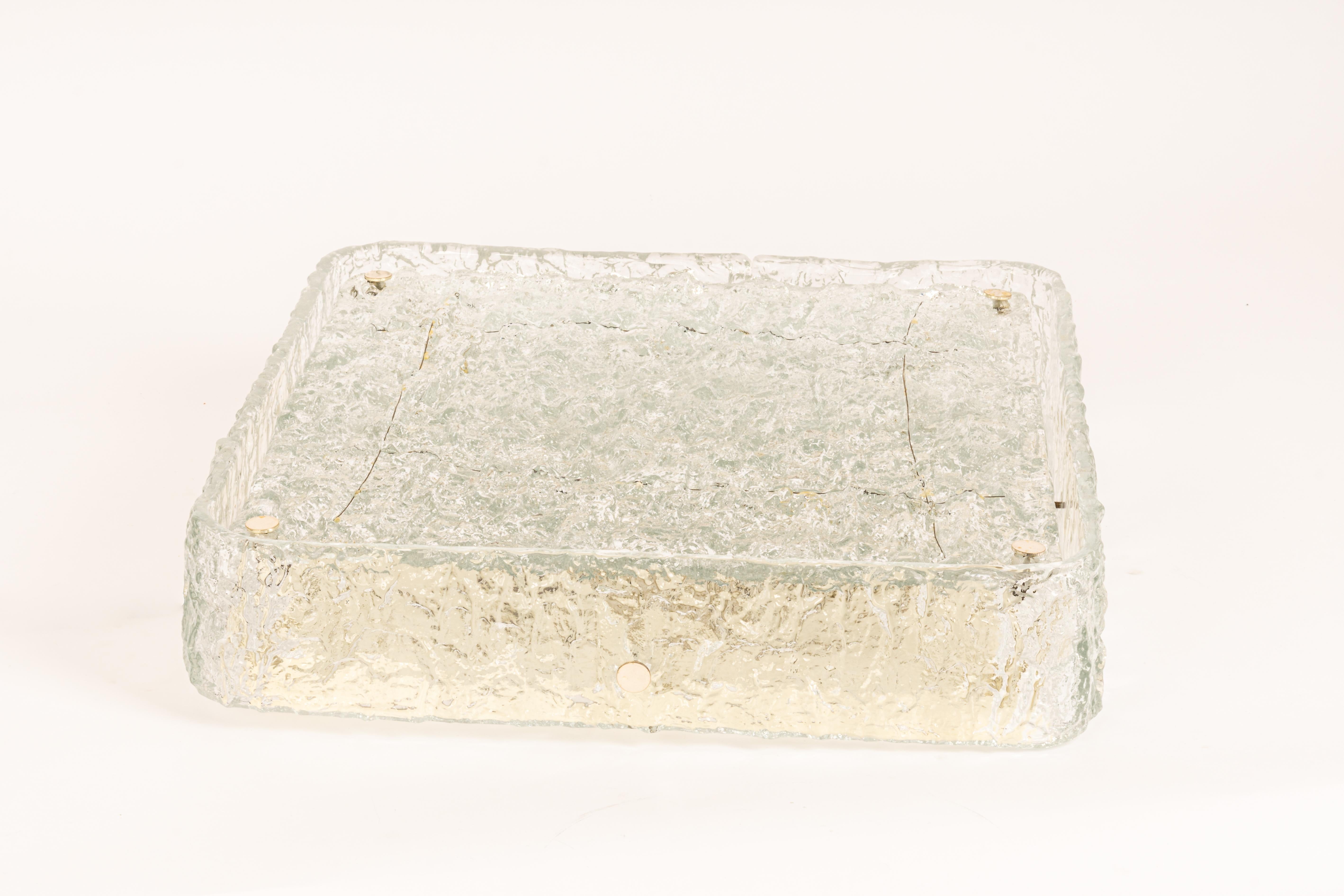 Eine wunderbare große quadratische murano Eisglas flush mount wurde von Kaiser Leuchten in Deutschland, 1970er Jahre hergestellt.
Leuchte aus stark strukturiertem Eisglas auf weißem Metallsockel mit acht verchromten Halterungen.

Schwere Qualität