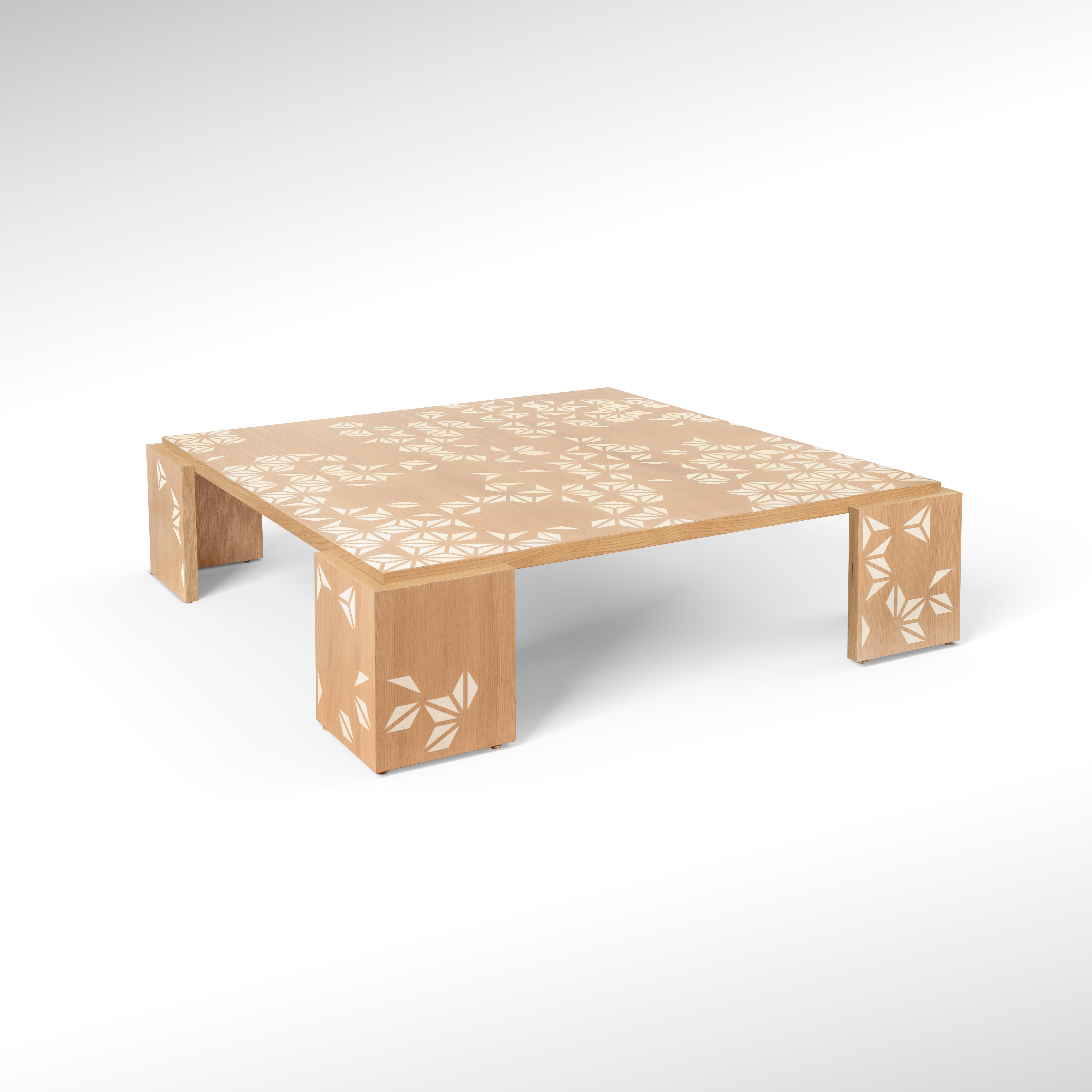 Moderne Grande table basse carrée en bois de chêne avec design asymétrique à poignée en vente