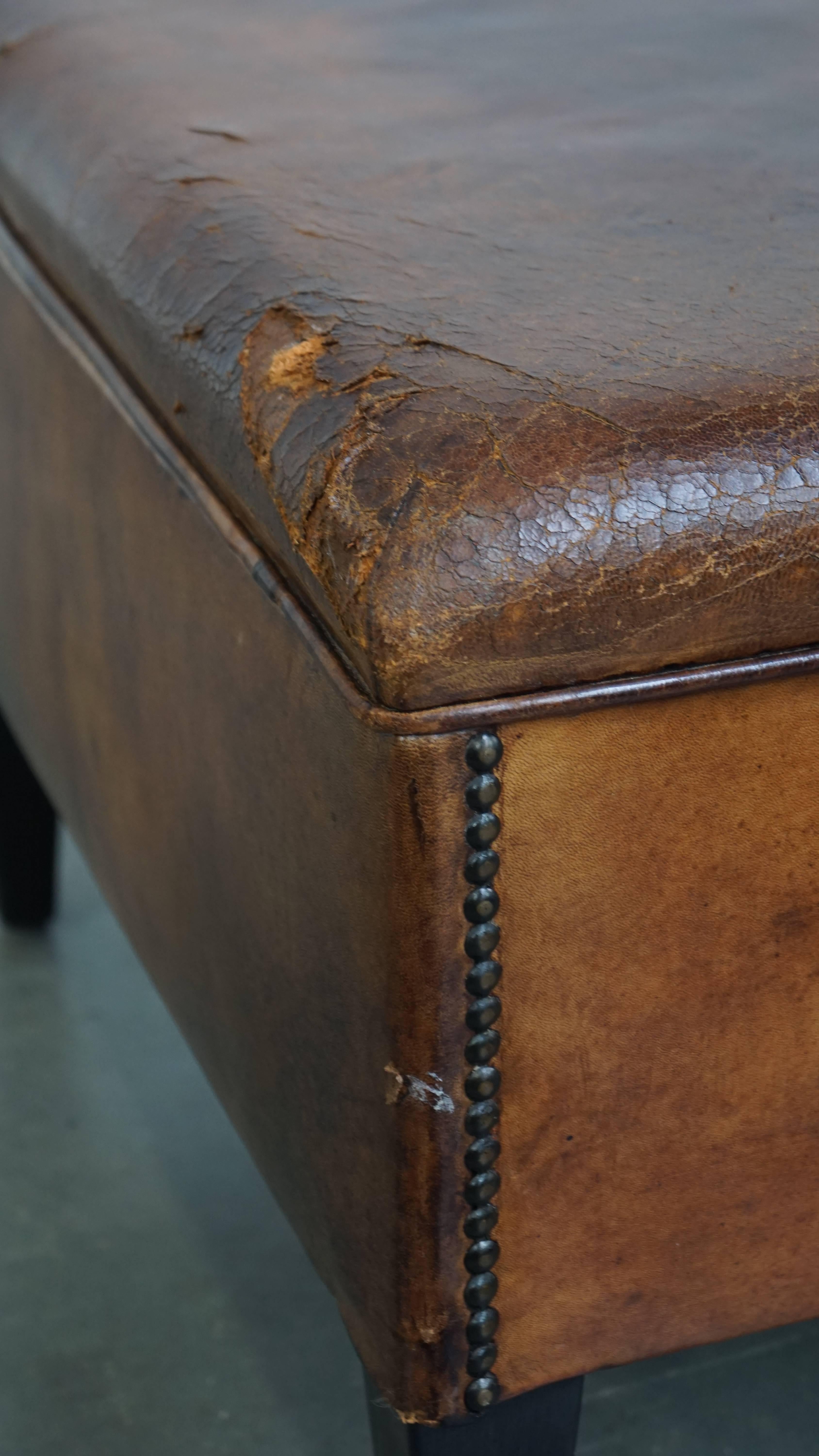 Grand pouf carré en cuir de mouton avec clous décoratifs en vente 4