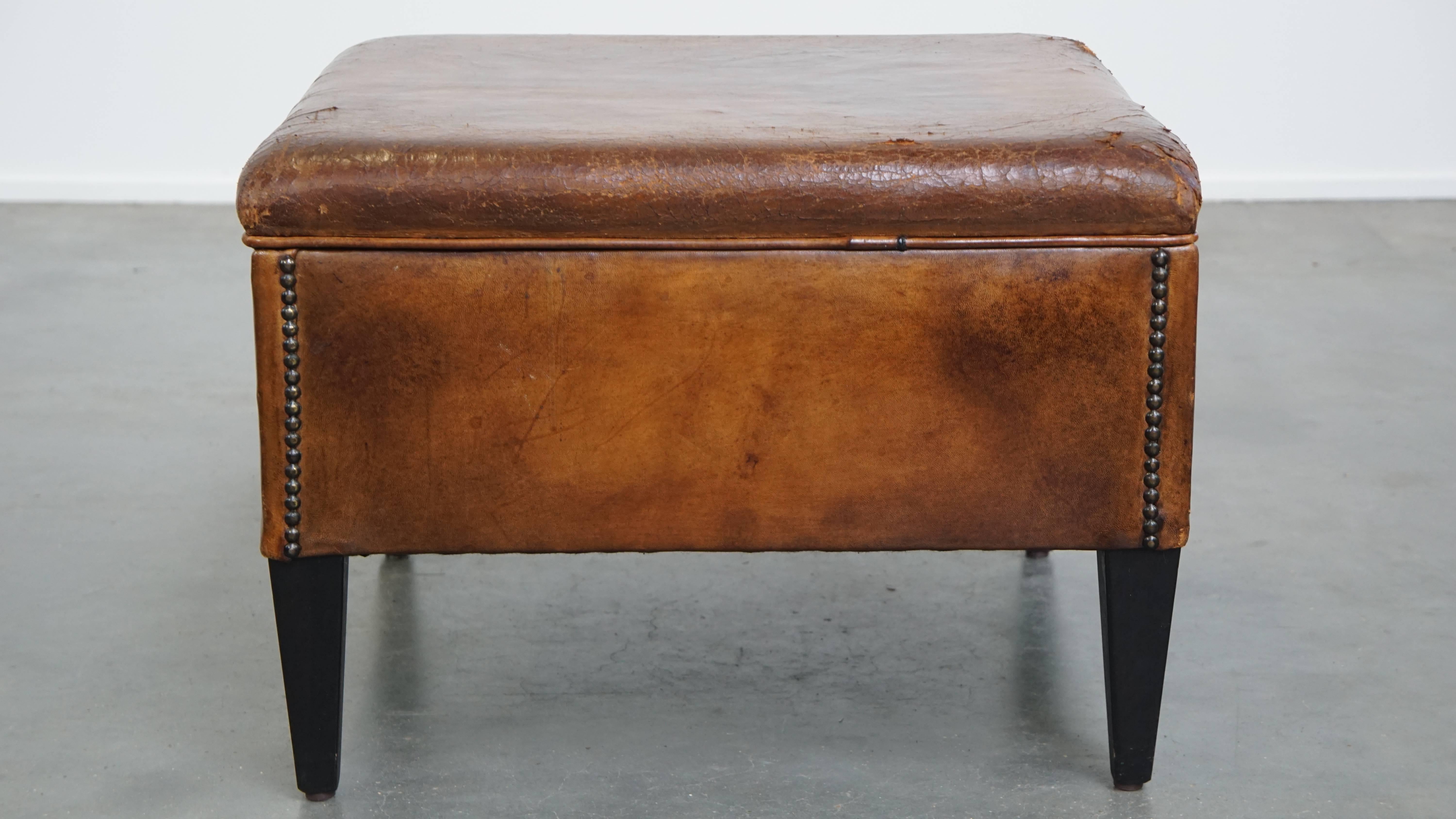 Un pouf en cuir de mouton, également appelé ottoman, transforme votre fauteuil déjà confortable en un véritable paradis de la détente. Vos pieds reposant sur ce pouf, vous profitez encore plus de vos moments de repos. Vous avez besoin d'un siège