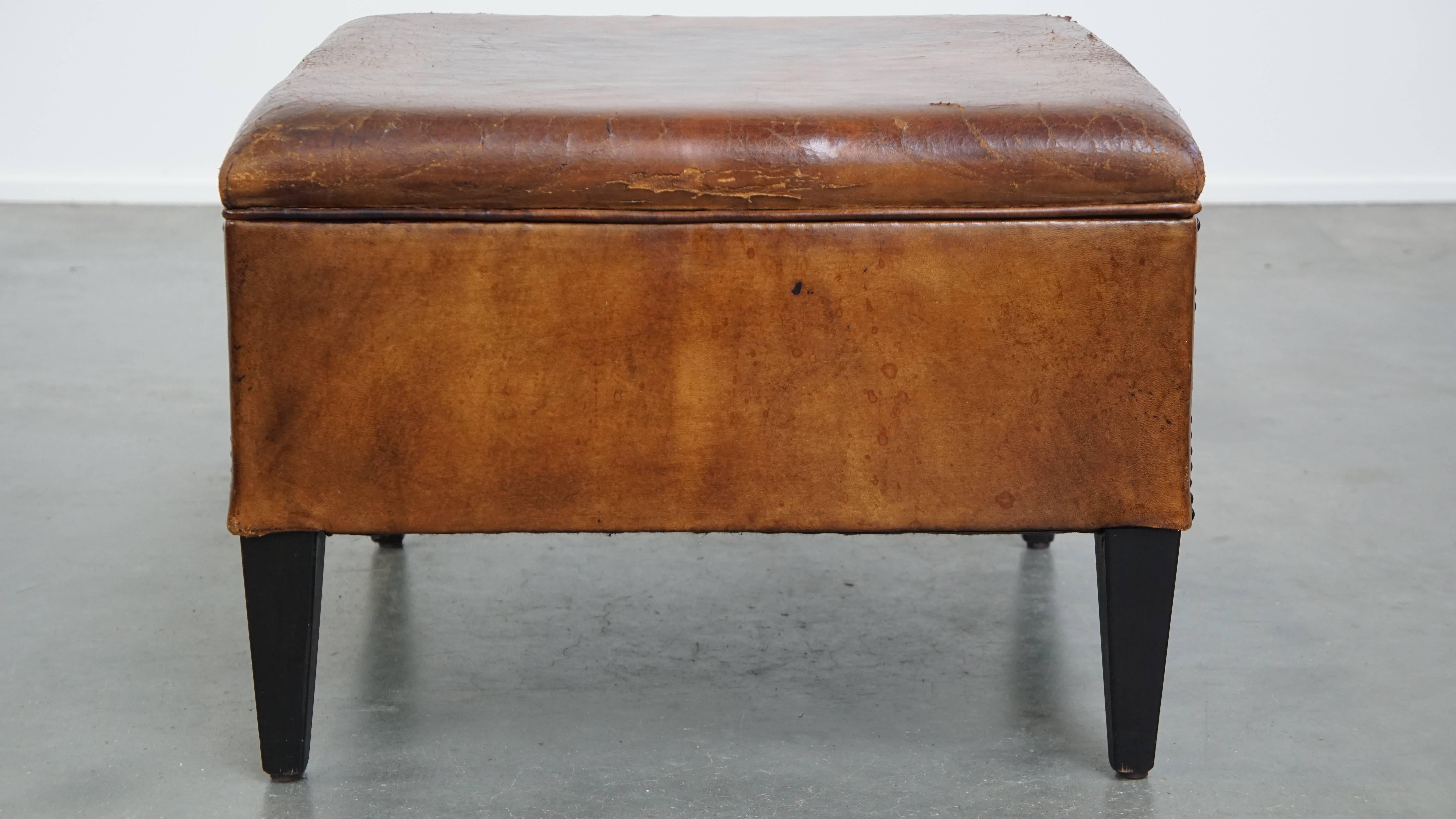 Romain classique Grand pouf carré en cuir de mouton avec clous décoratifs en vente