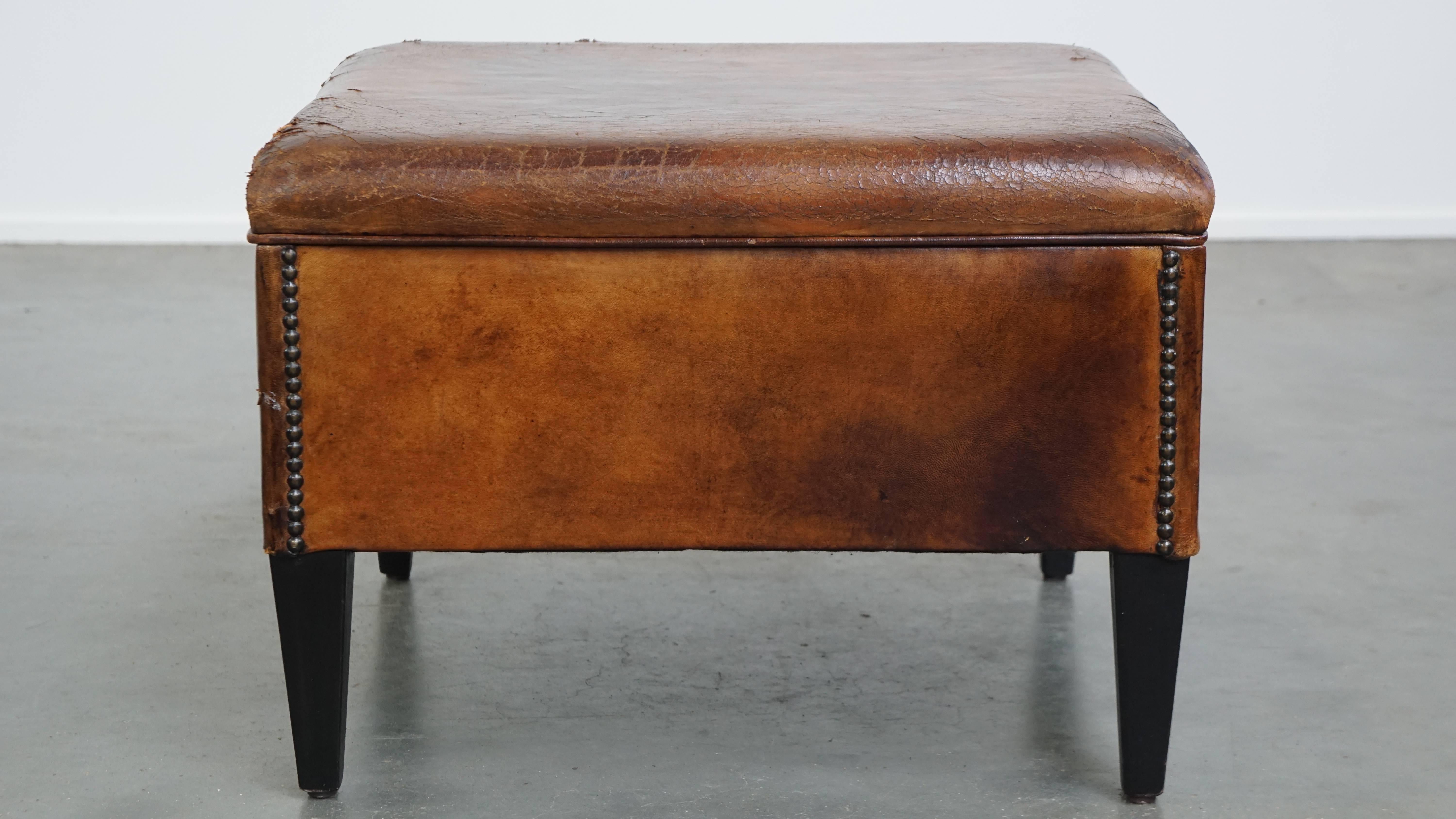 Fait main Grand pouf carré en cuir de mouton avec clous décoratifs en vente