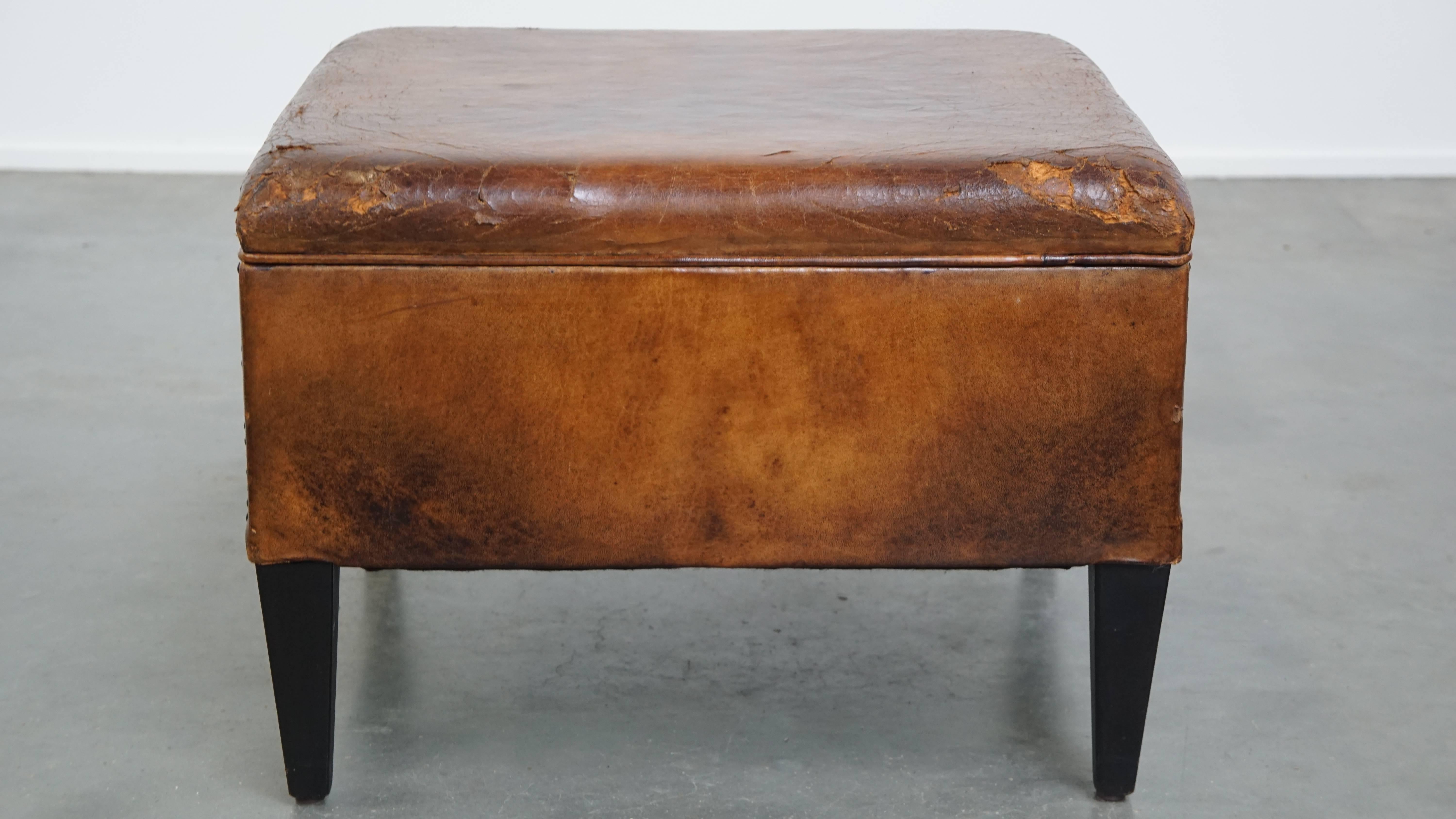 Grand pouf carré en cuir de mouton avec clous décoratifs État moyen - En vente à Harderwijk, NL