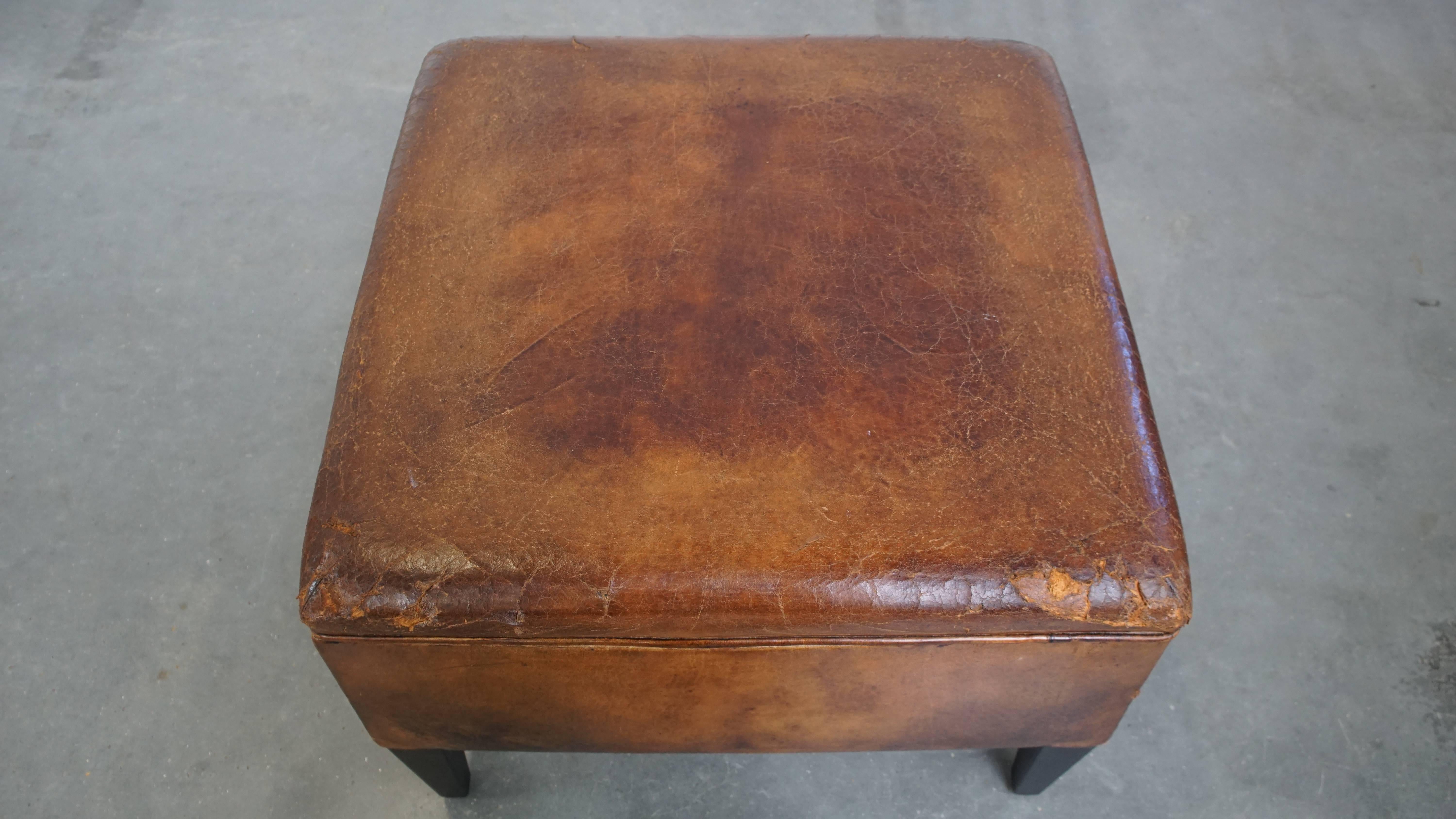 20ième siècle Grand pouf carré en cuir de mouton avec clous décoratifs en vente