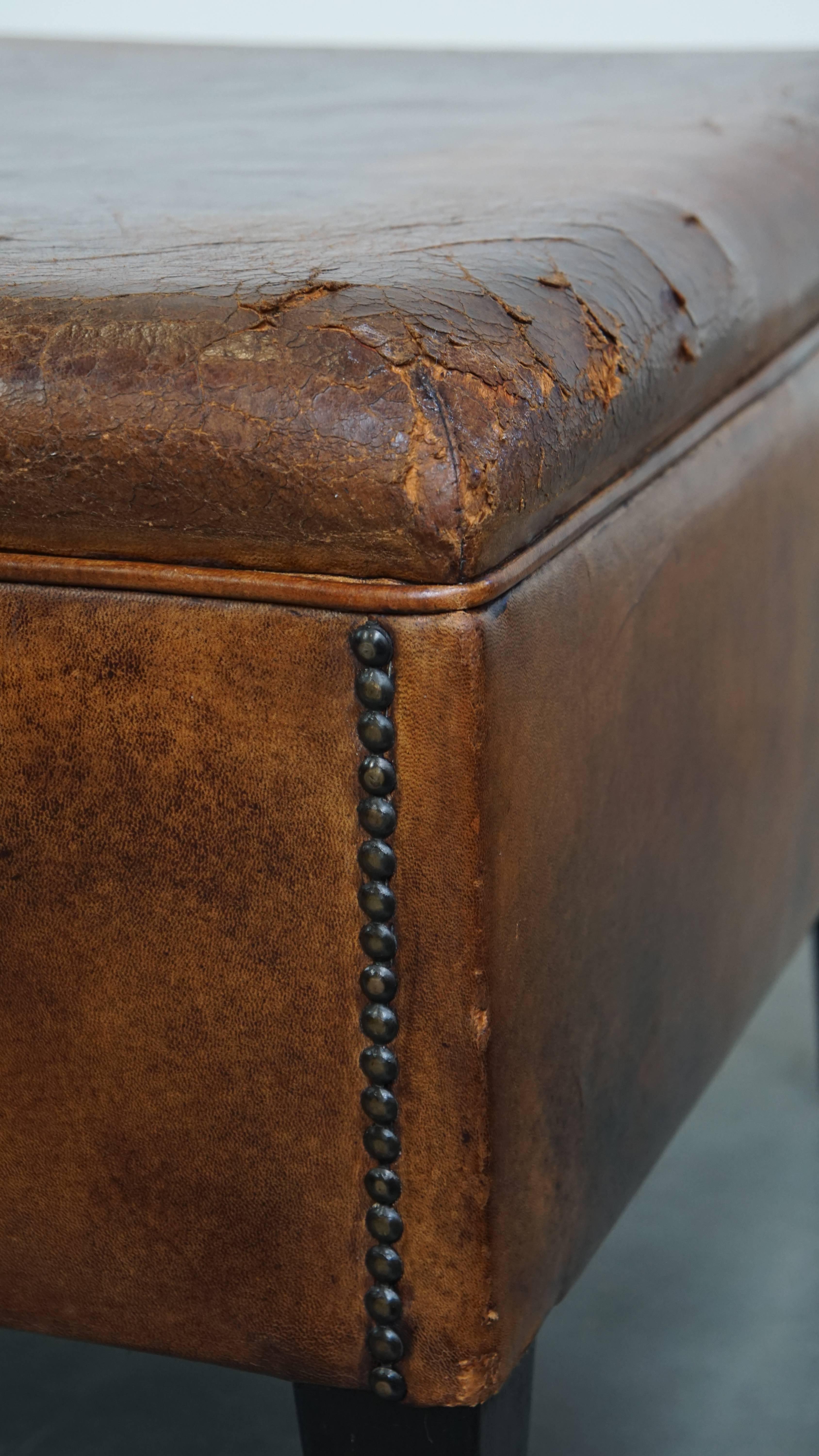 Cuir Grand pouf carré en cuir de mouton avec clous décoratifs en vente