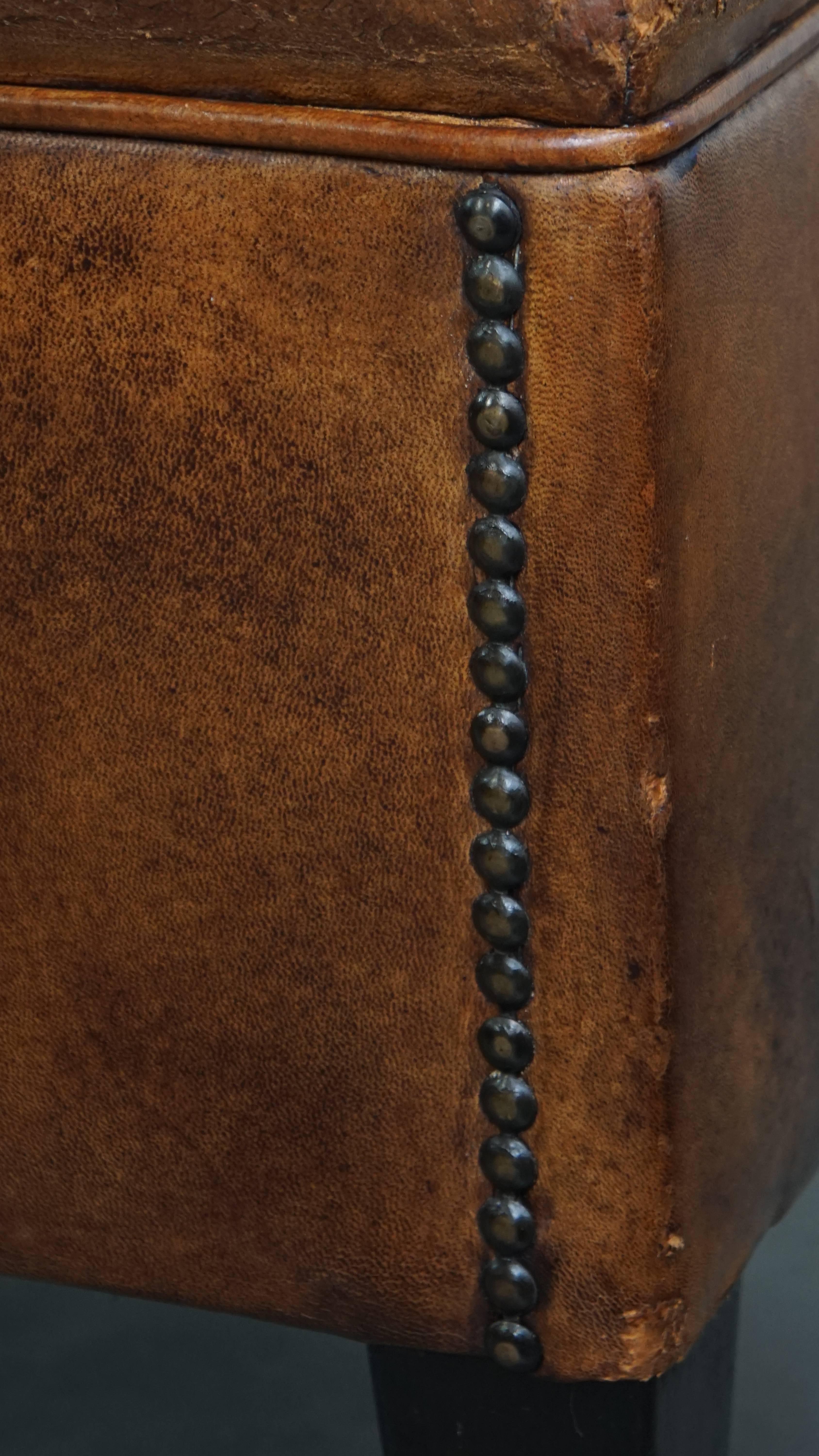 Grand pouf carré en cuir de mouton avec clous décoratifs en vente 1