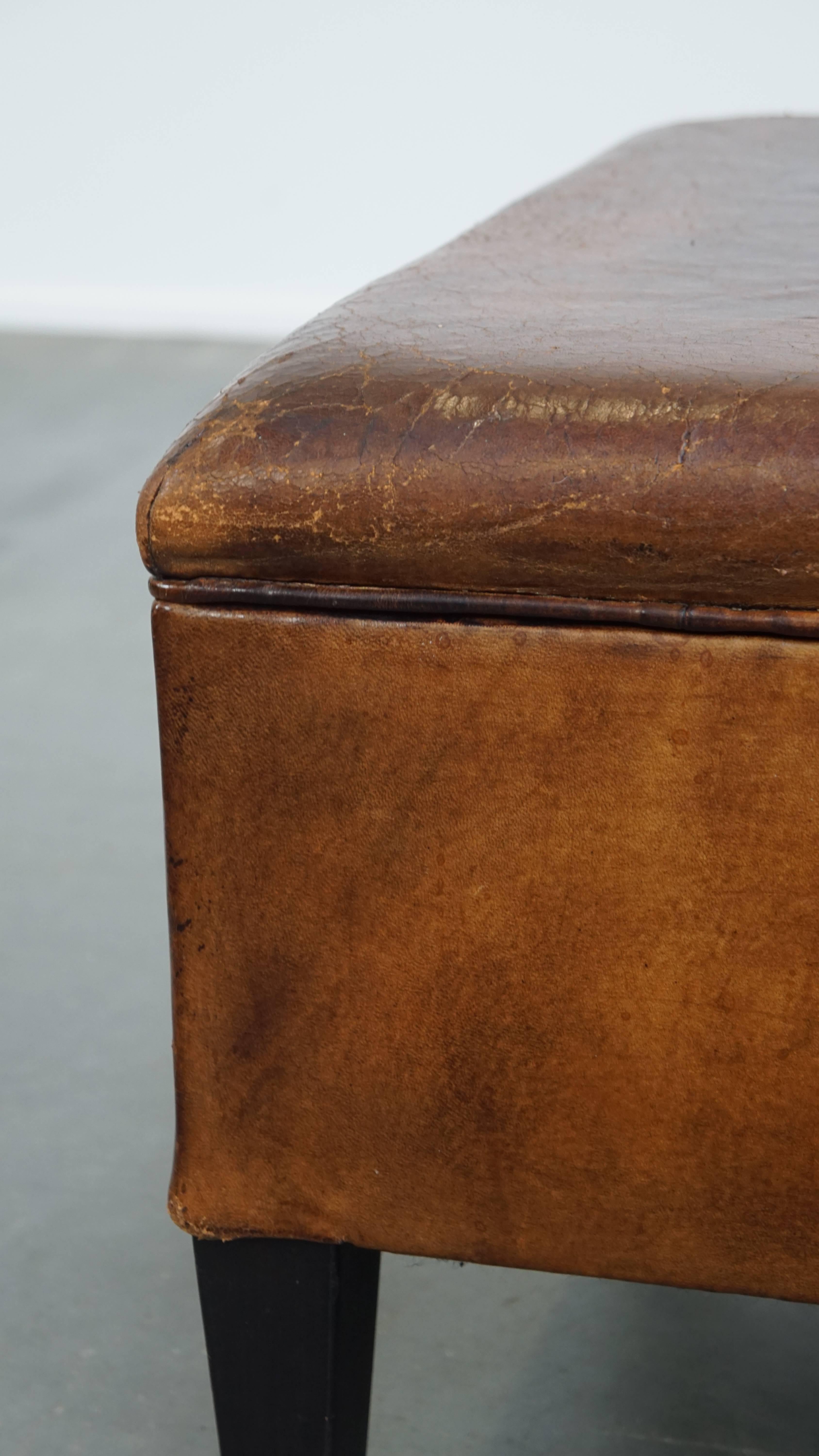 Grand pouf carré en cuir de mouton avec clous décoratifs en vente 2