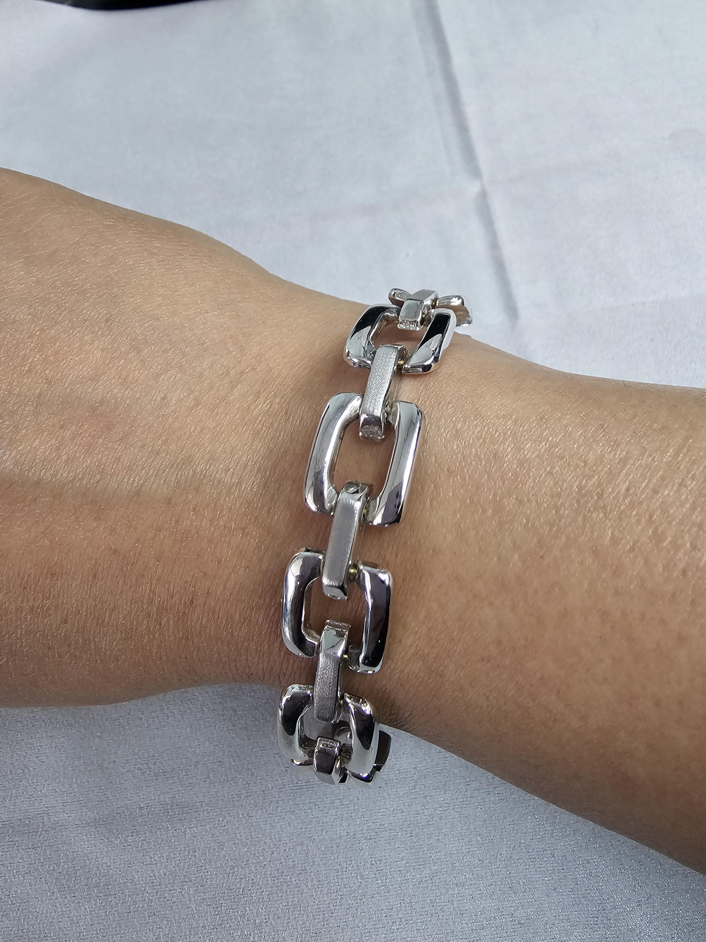 ♥ Product Summary ♥

Details: Large Square Polished Cable Chain Link Bracelet with Brushed Satin Accents
Metal: 14k White Gold
Weight: 13 grams
Width: 13.35mm
Length: 7 inches

Bracelet is solid 14k Gold, not filled or plated