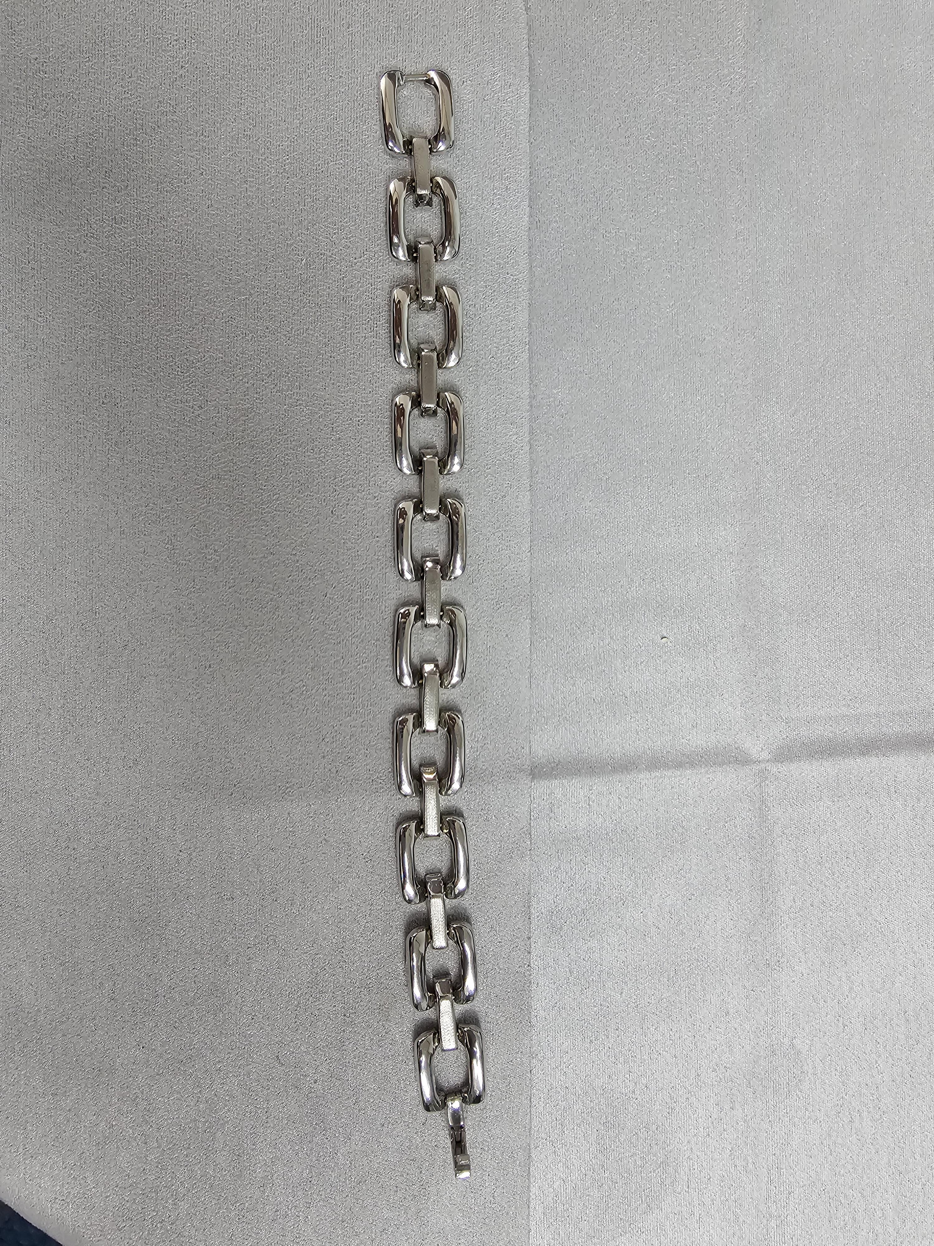 Large Square Polished Cable Chain Link Bracelet with Brushed Satin Accents In New Condition For Sale In Sugar Land, TX