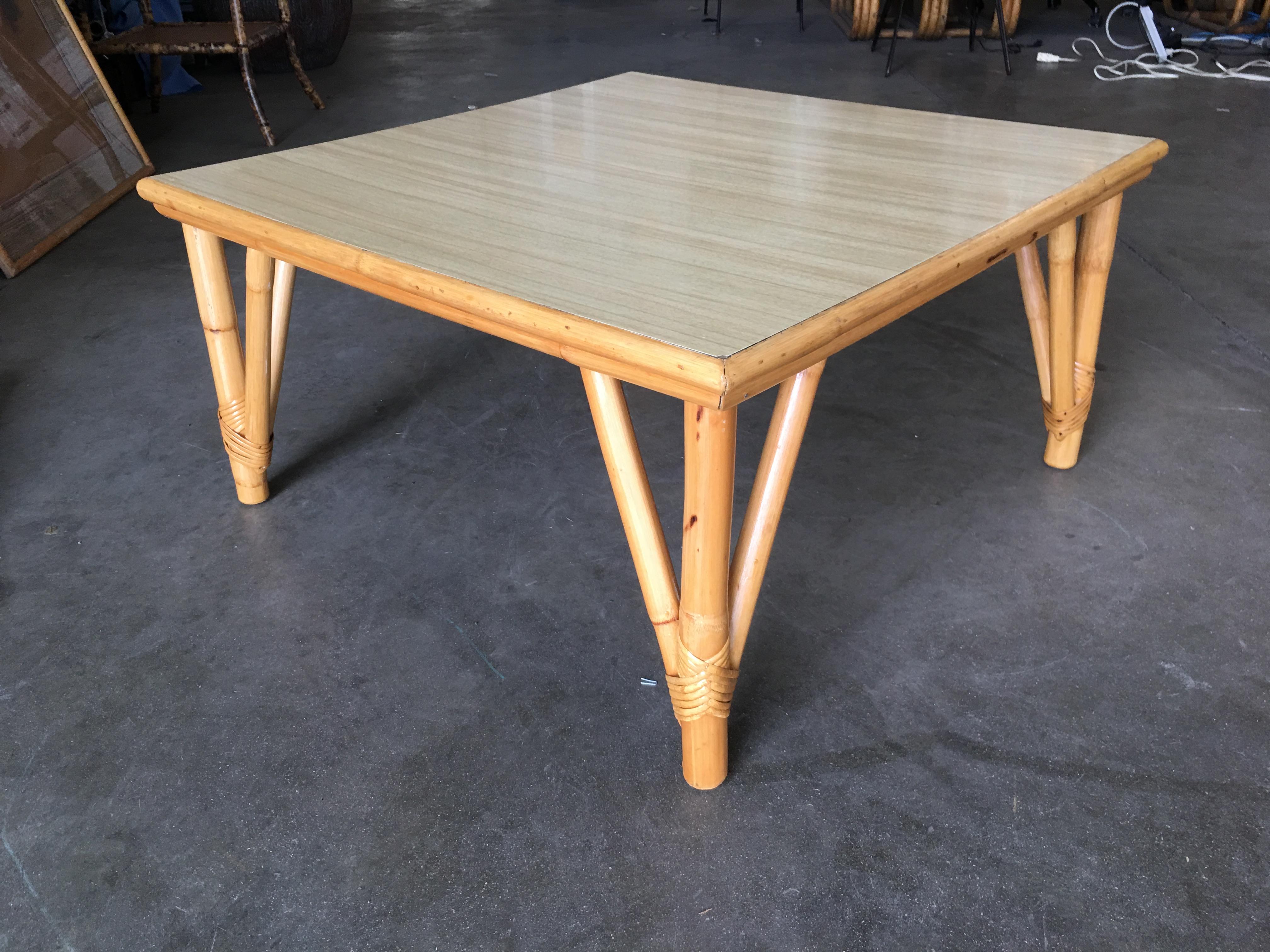 Américain Grande table basse carrée avec plateau en formica en vente