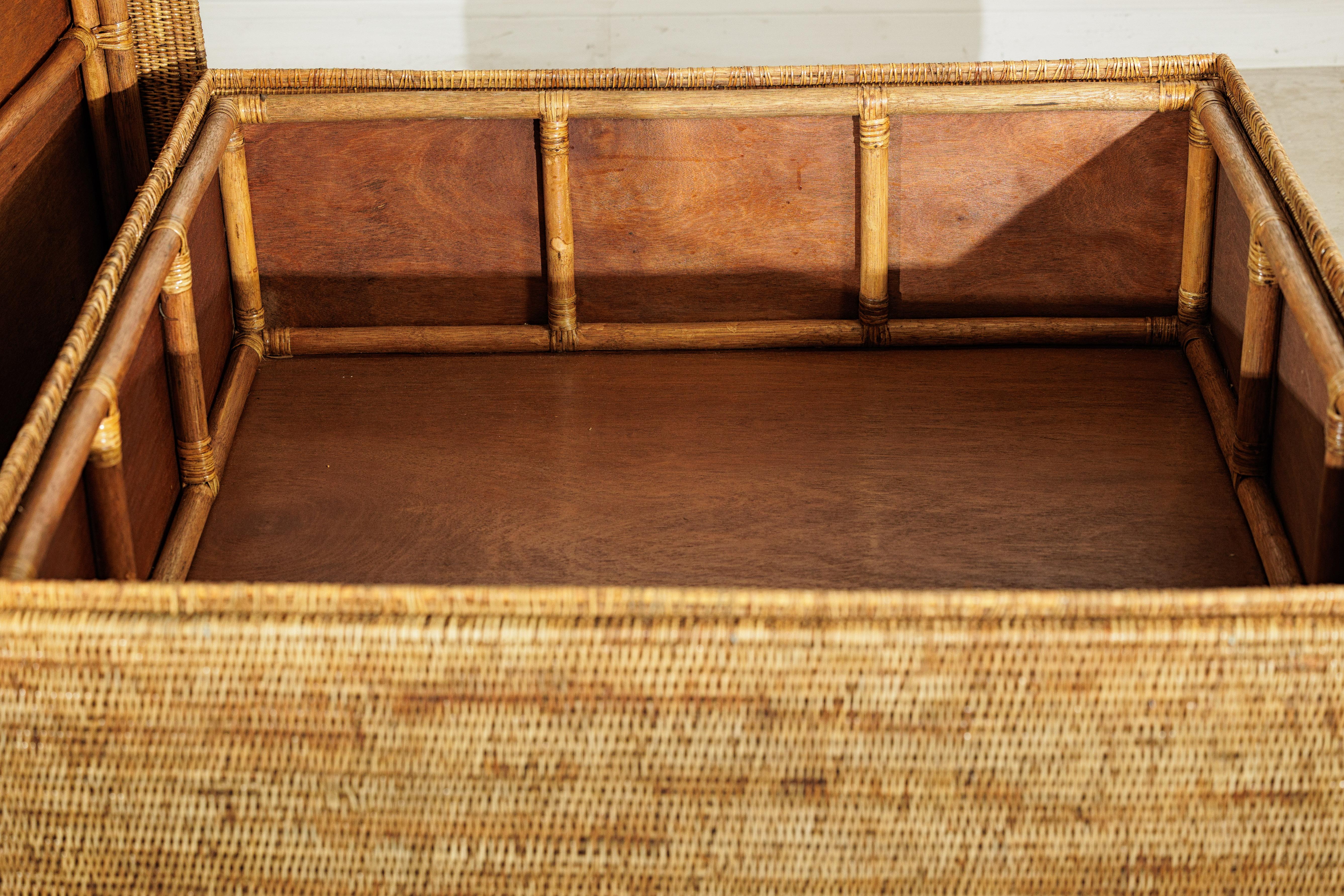 Mesa de centro cuadrada grande de ratán con tapa extraíble y almacenamiento oculto De campo en venta