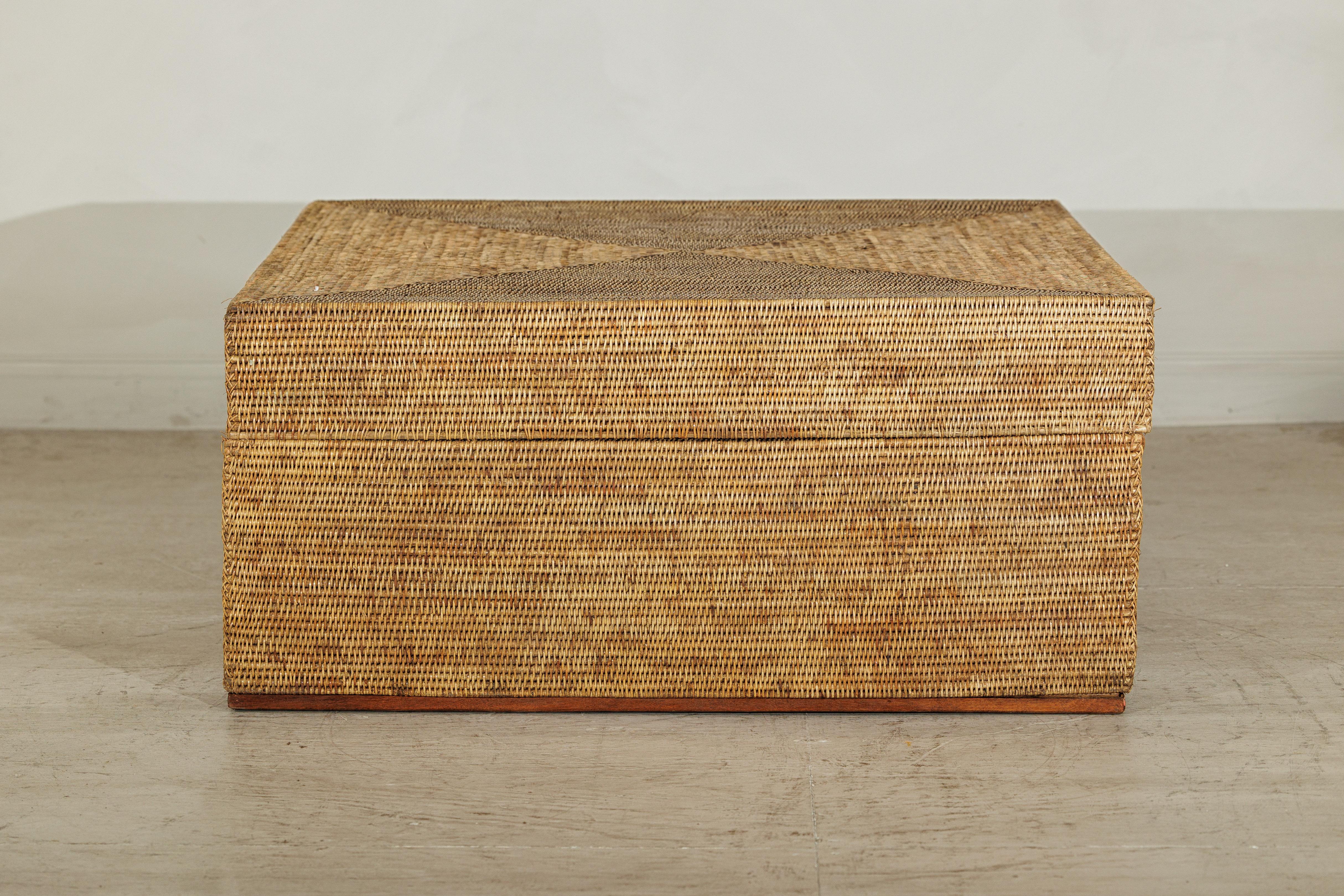 Mesa de centro cuadrada grande de ratán con tapa extraíble y almacenamiento oculto siglo XX en venta