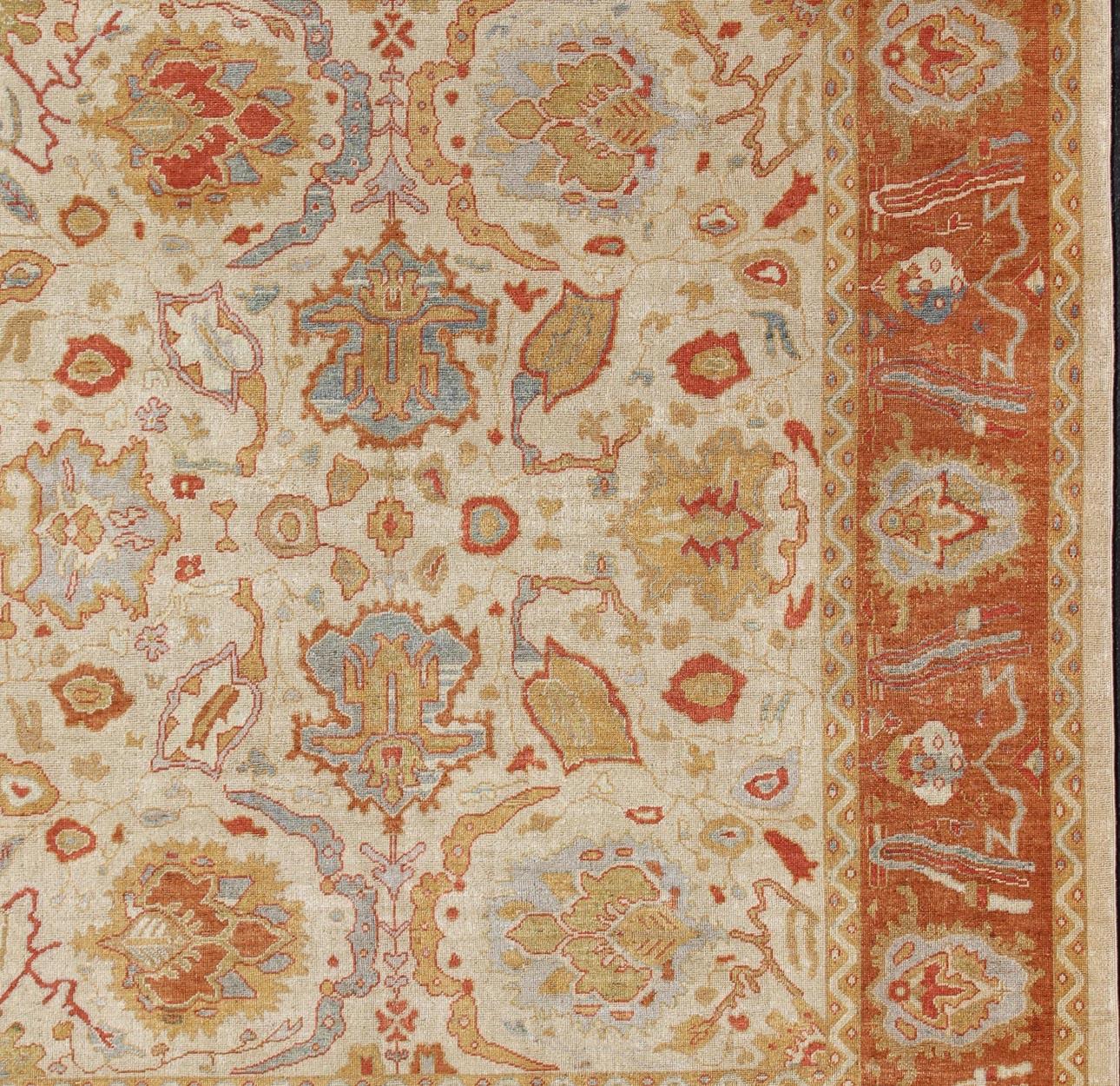Quadratischer türkischer Oushak-Teppich mit Angorawolle, Herkunftsland / Art: Türkei / Oushak, ca. Anfang 21. Jahrhundert.

Maße: 12' x 13'10. 

Dieser schöne Oushak-Teppich wurde in der Türkei gewebt; der Schwerpunkt bei diesen Teppichen liegt auf