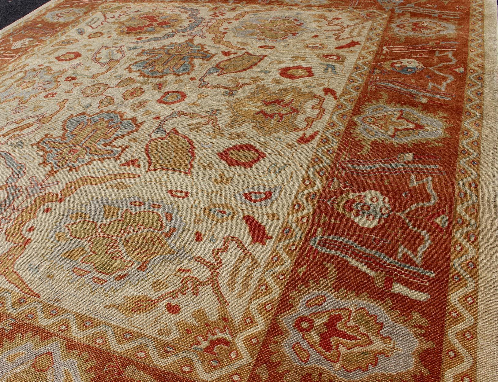 Großer quadratischer türkischer Angora- Oushak-Teppich in Orange, Elfenbein und mehrfarbig (21. Jahrhundert und zeitgenössisch) im Angebot