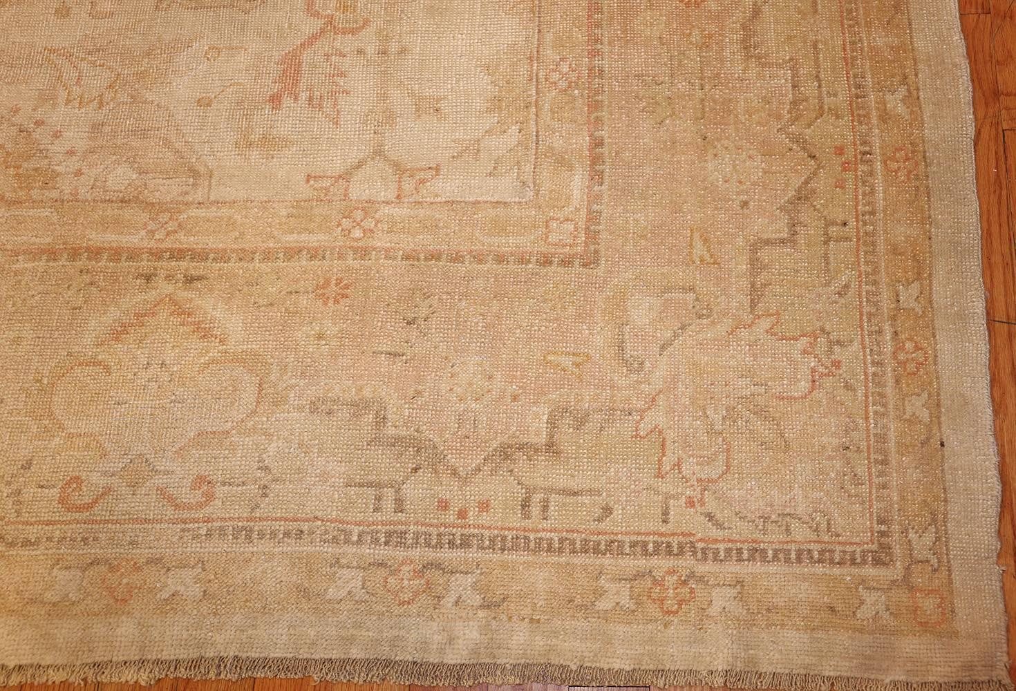 Antiker dekorativer türkischer Oushak-Teppich. Größe: 14' 7