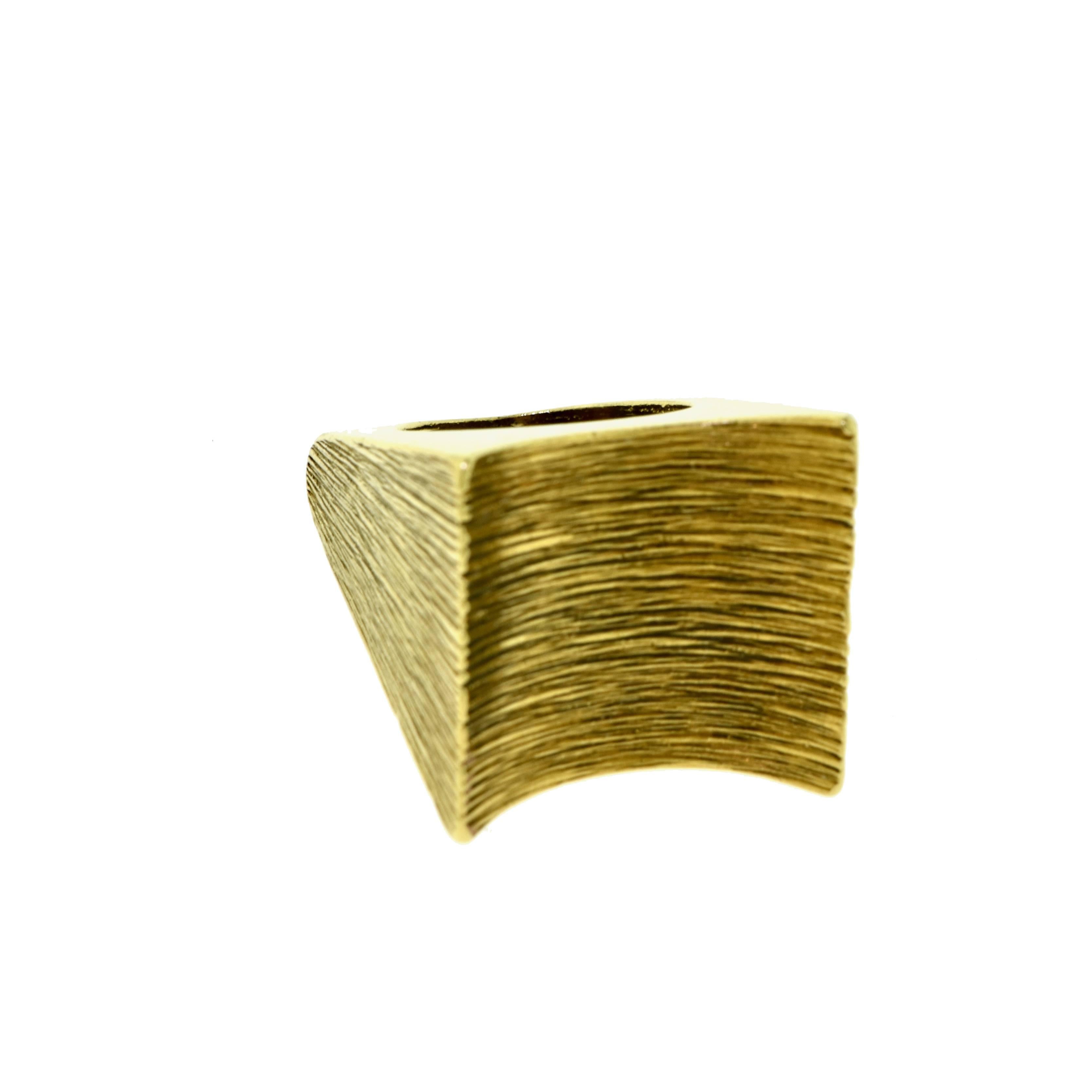 Metal: Yellow Gold
Metal Purity: 18k
Total Item Weight (g): 16.6
Ring Dimensions: 22 x 21 mm
Ring Height: 8 mm
Ring Size: 5