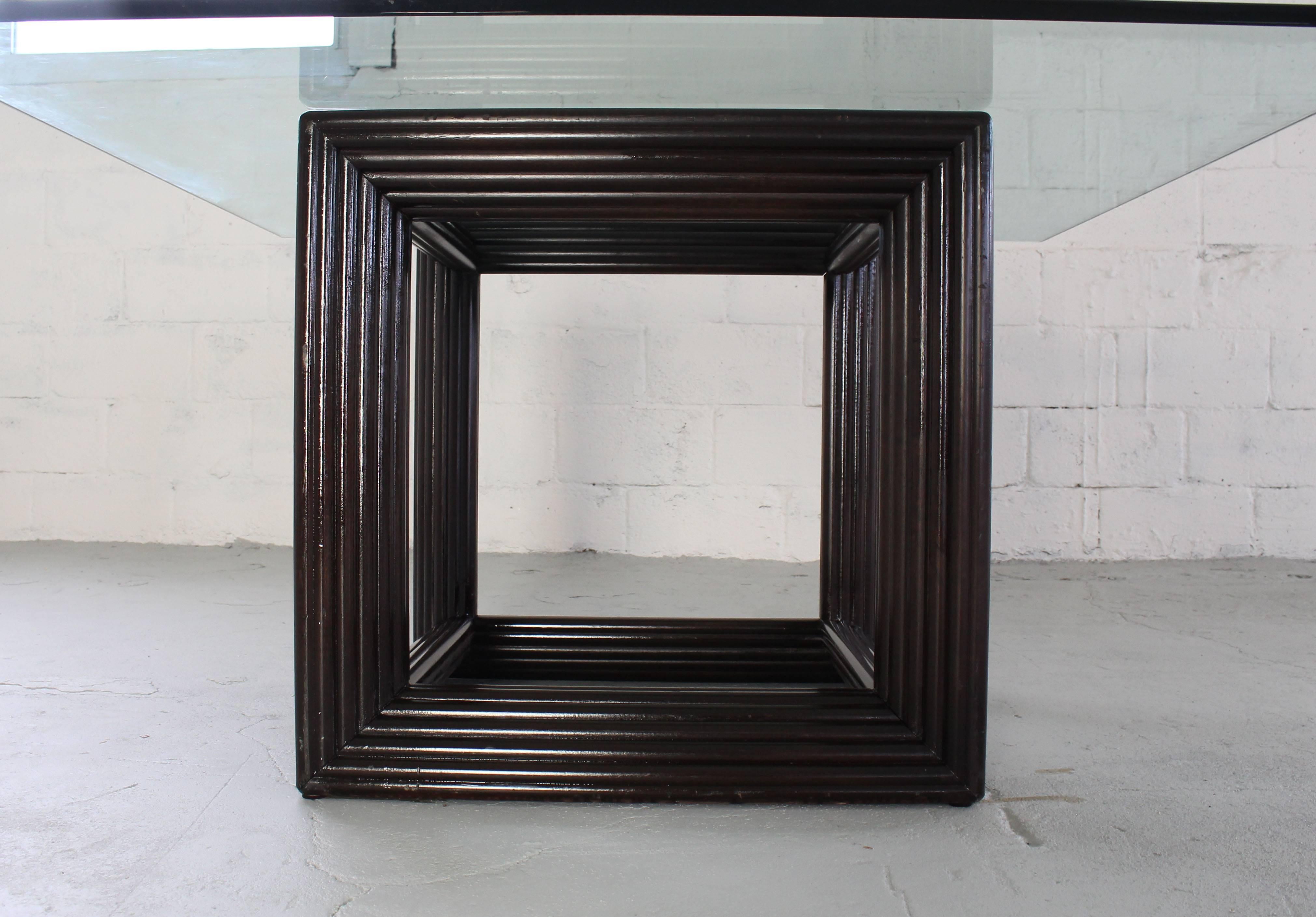 Grande table de conférence carrée à base cubique en rotin avec plateau en verre épais et dessus en forme de cube en vente 2