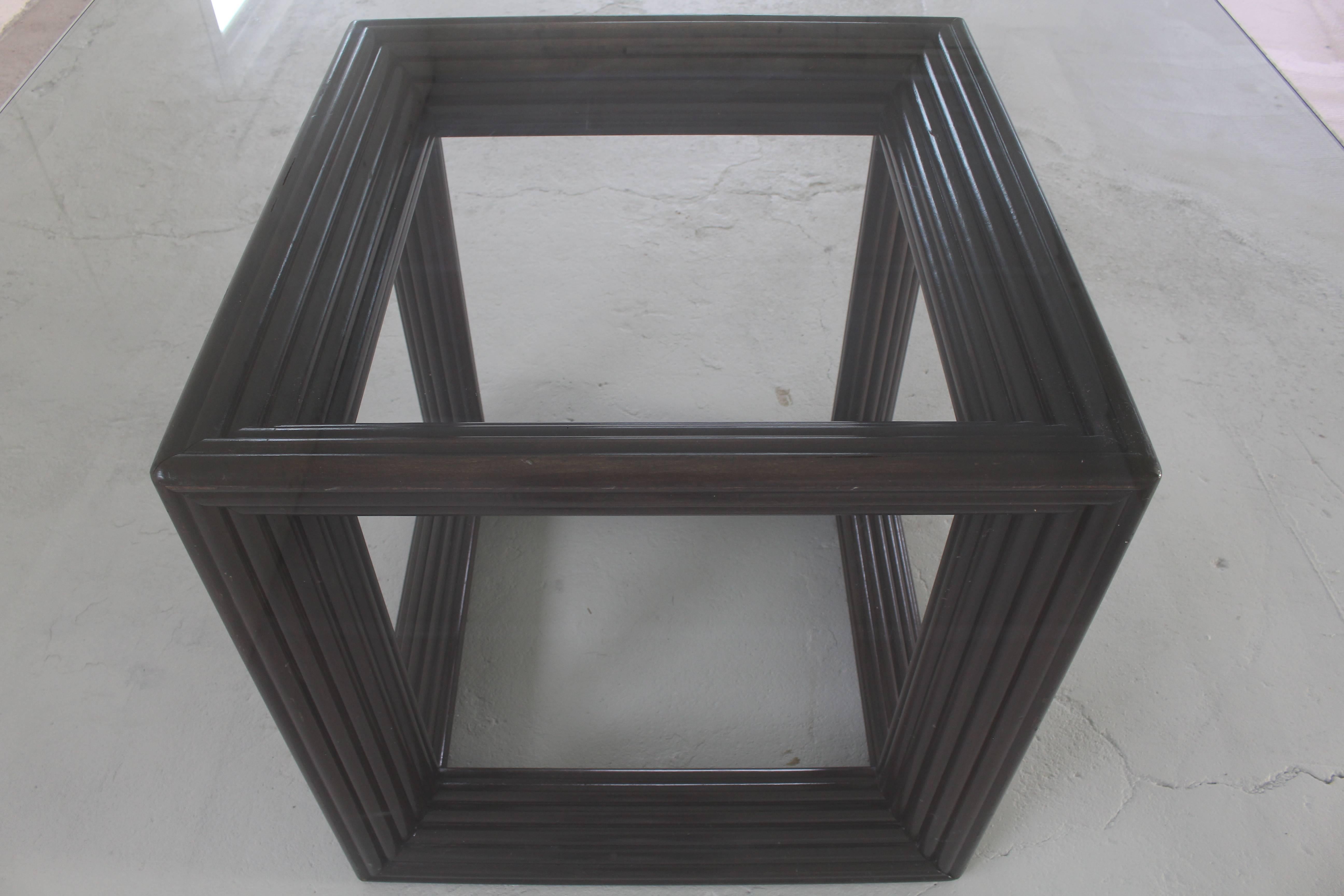 Grande table de conférence carrée à base cubique en rotin avec plateau en verre épais et dessus en forme de cube en vente 4