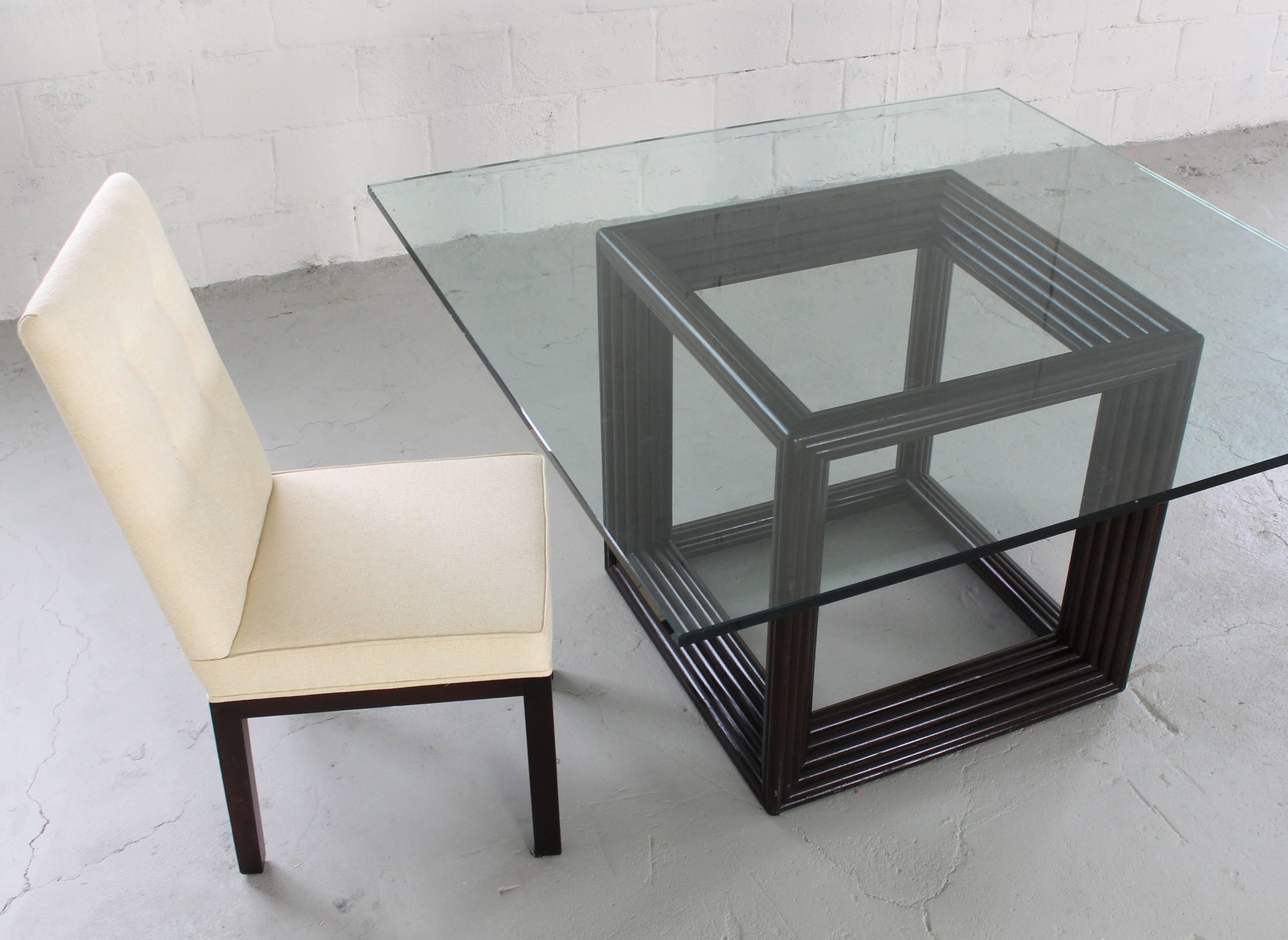 Mid-Century Modern Grande table de conférence carrée à base cubique en rotin avec plateau en verre épais et dessus en forme de cube en vente
