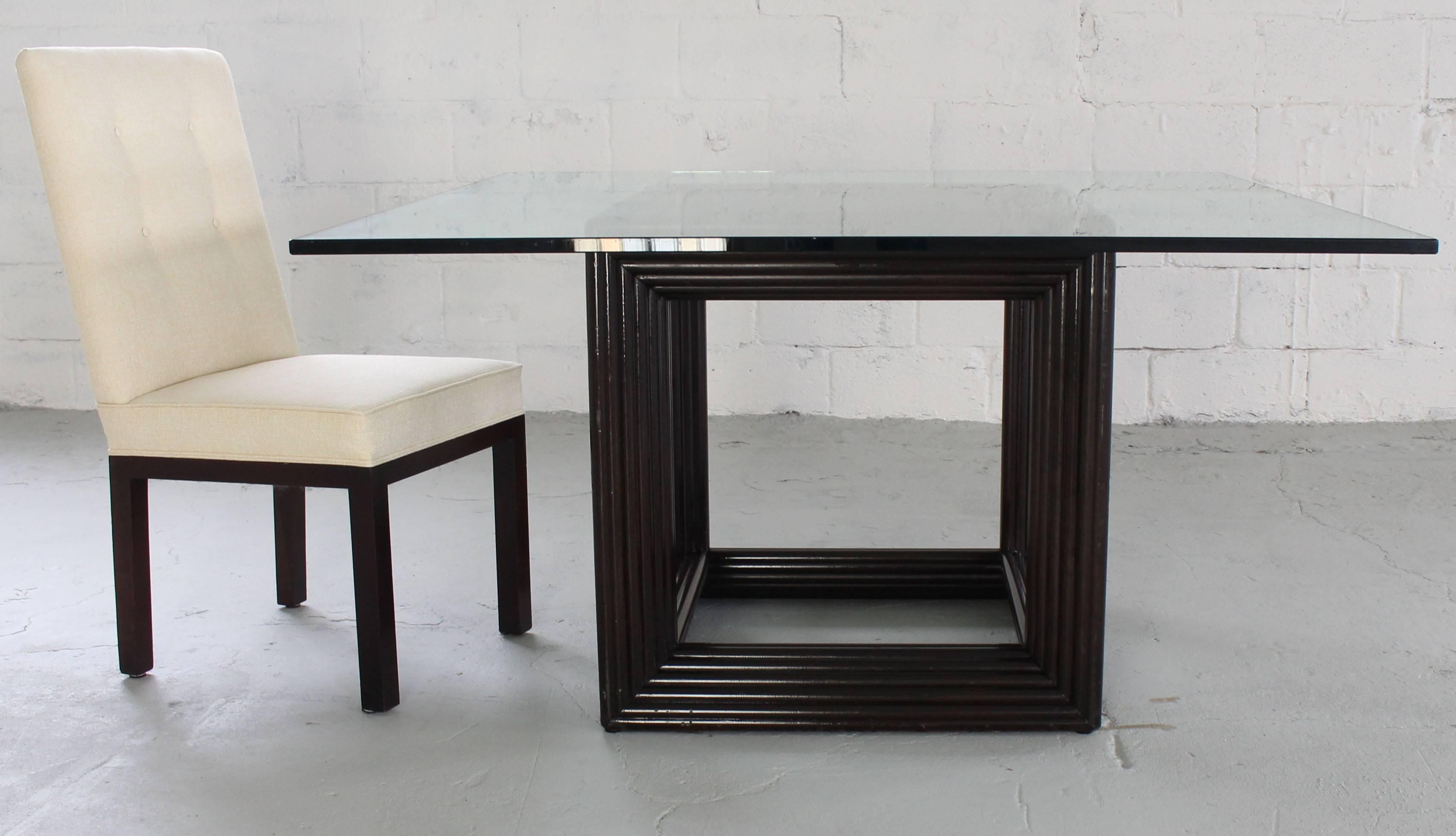 Américain Grande table de conférence carrée à base cubique en rotin avec plateau en verre épais et dessus en forme de cube en vente