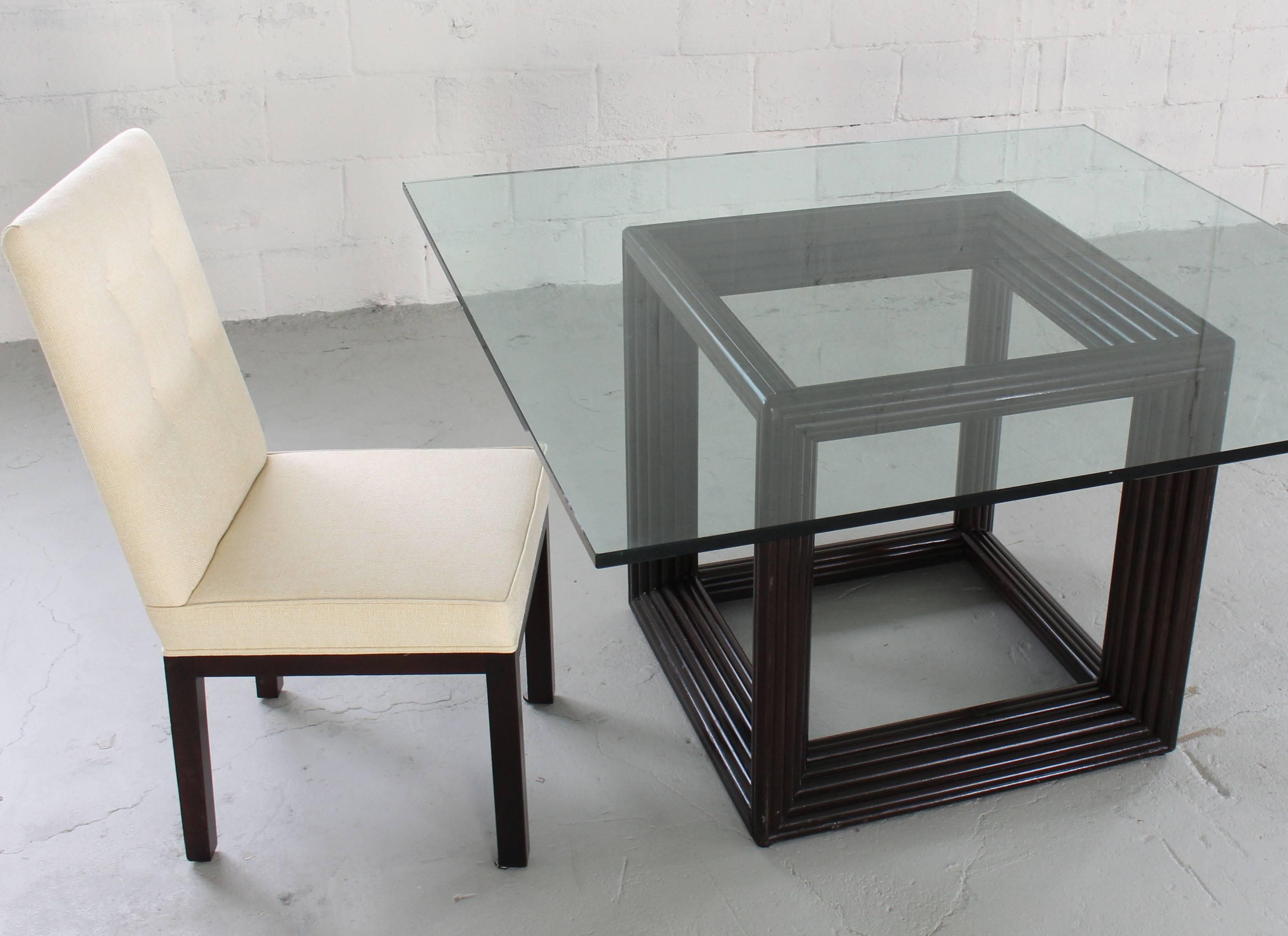 Laqué Grande table de conférence carrée à base cubique en rotin avec plateau en verre épais et dessus en forme de cube en vente