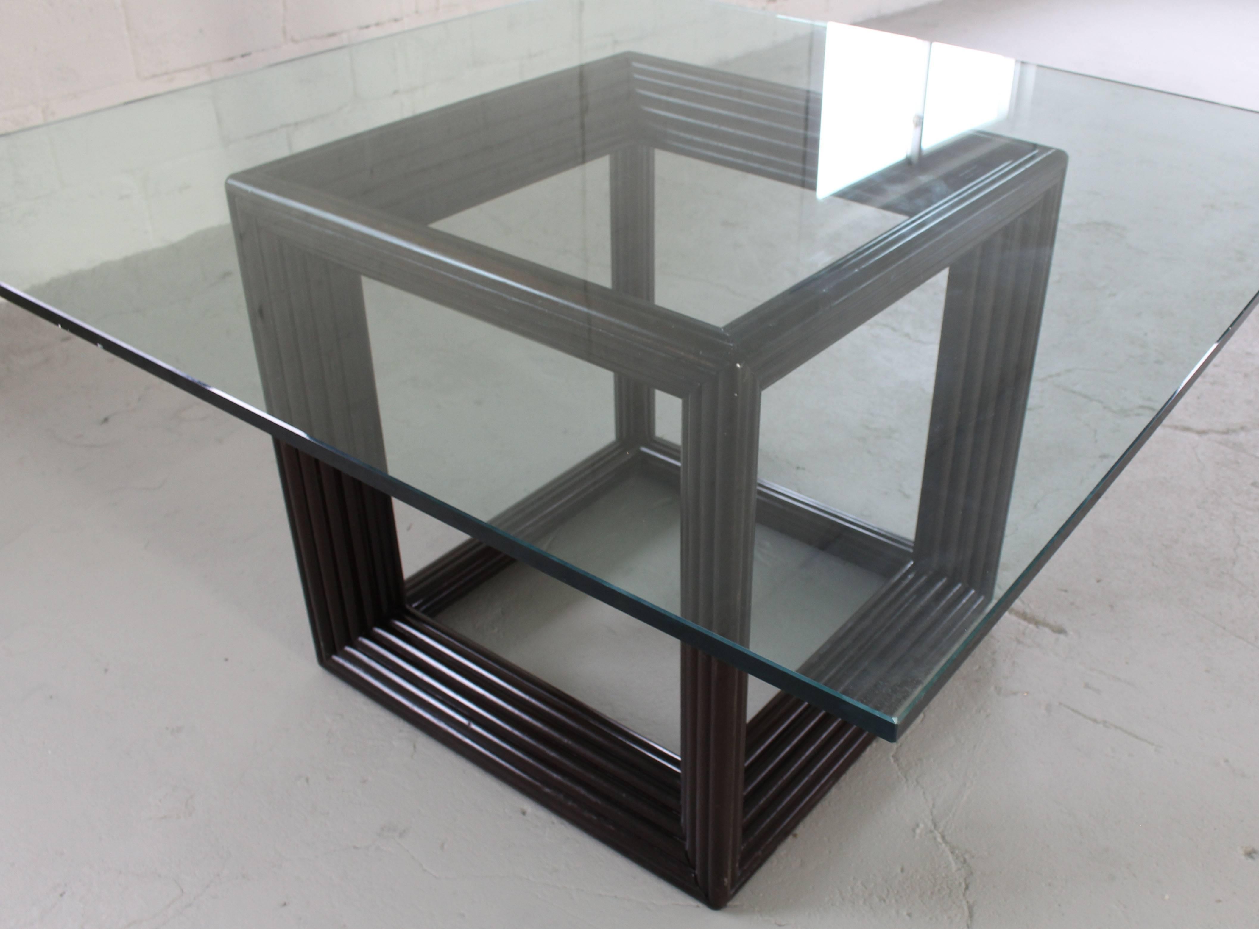Großer quadratischer Esstisch mit dicker Glasplatte und Rattan-Würfelfuß (20. Jahrhundert) im Angebot