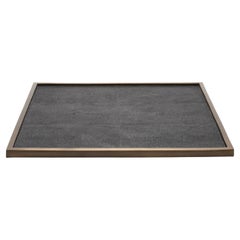 Bandeja cuadrada grande de piel de zapa negra con latón patinado bronce by Kifu Paris