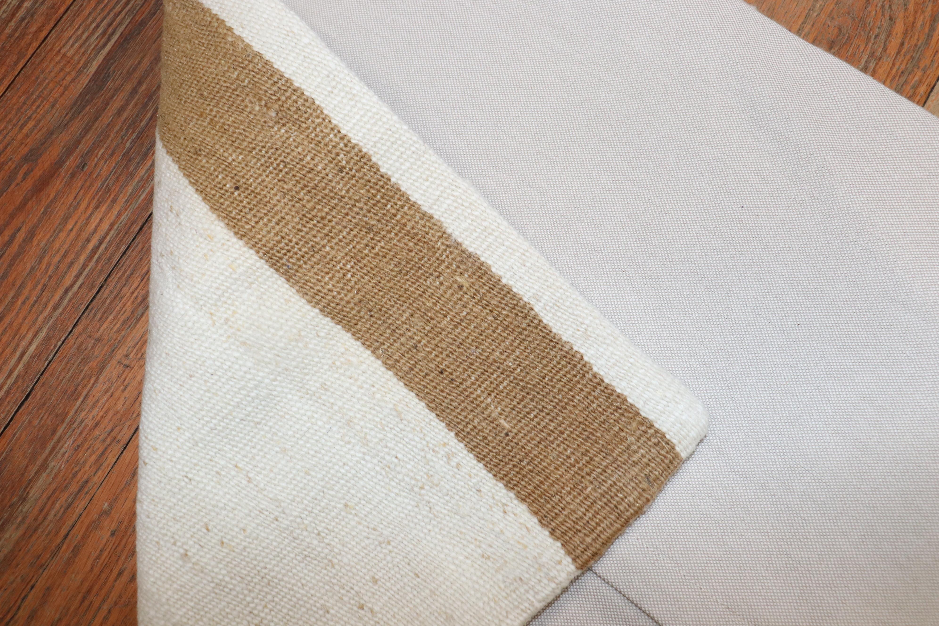 Cojín Kilim Turco Cuadrado Grande Blanco Marrón en Bueno estado para la venta en New York, NY