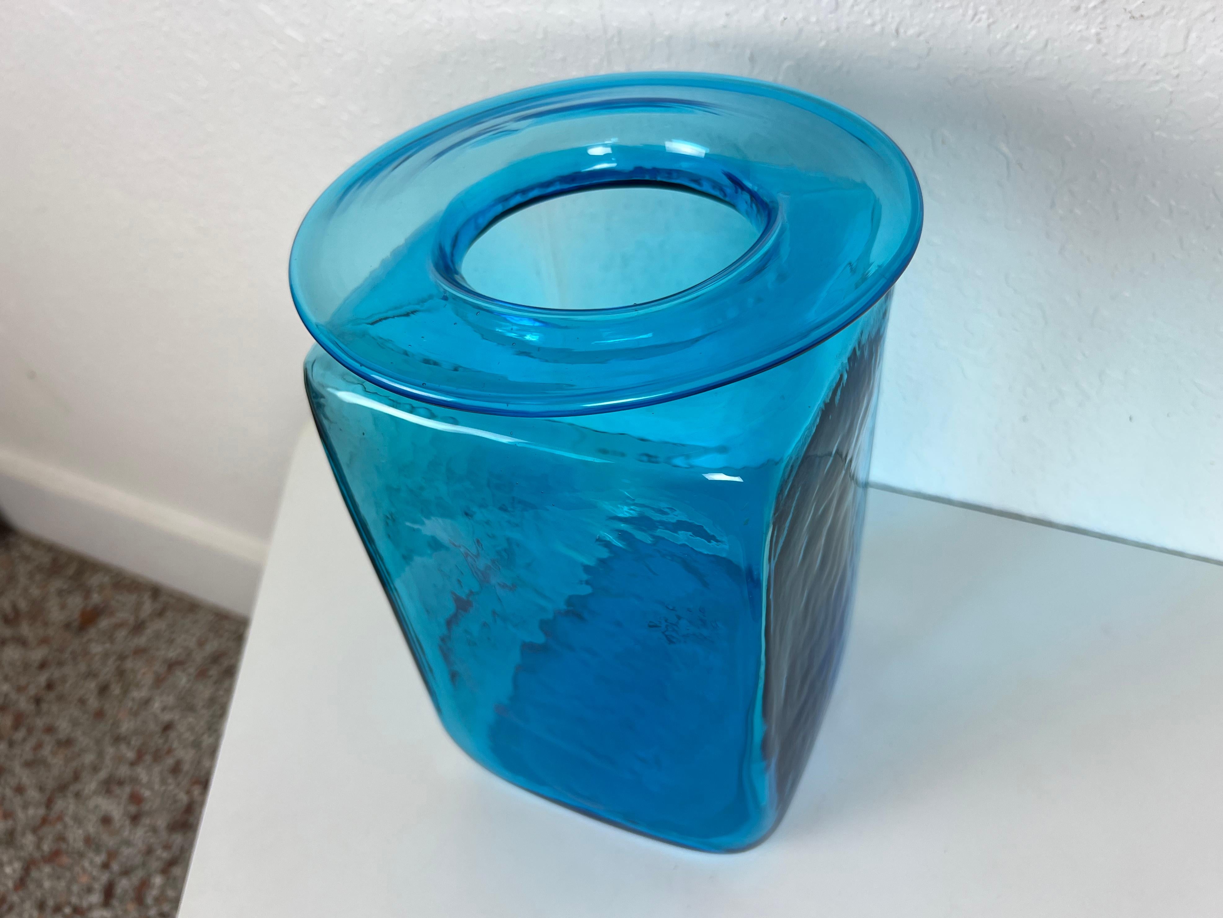 Große türkisblaue Vase aus mundgeblasenem Glas von Blenko (Moderne der Mitte des Jahrhunderts) im Angebot
