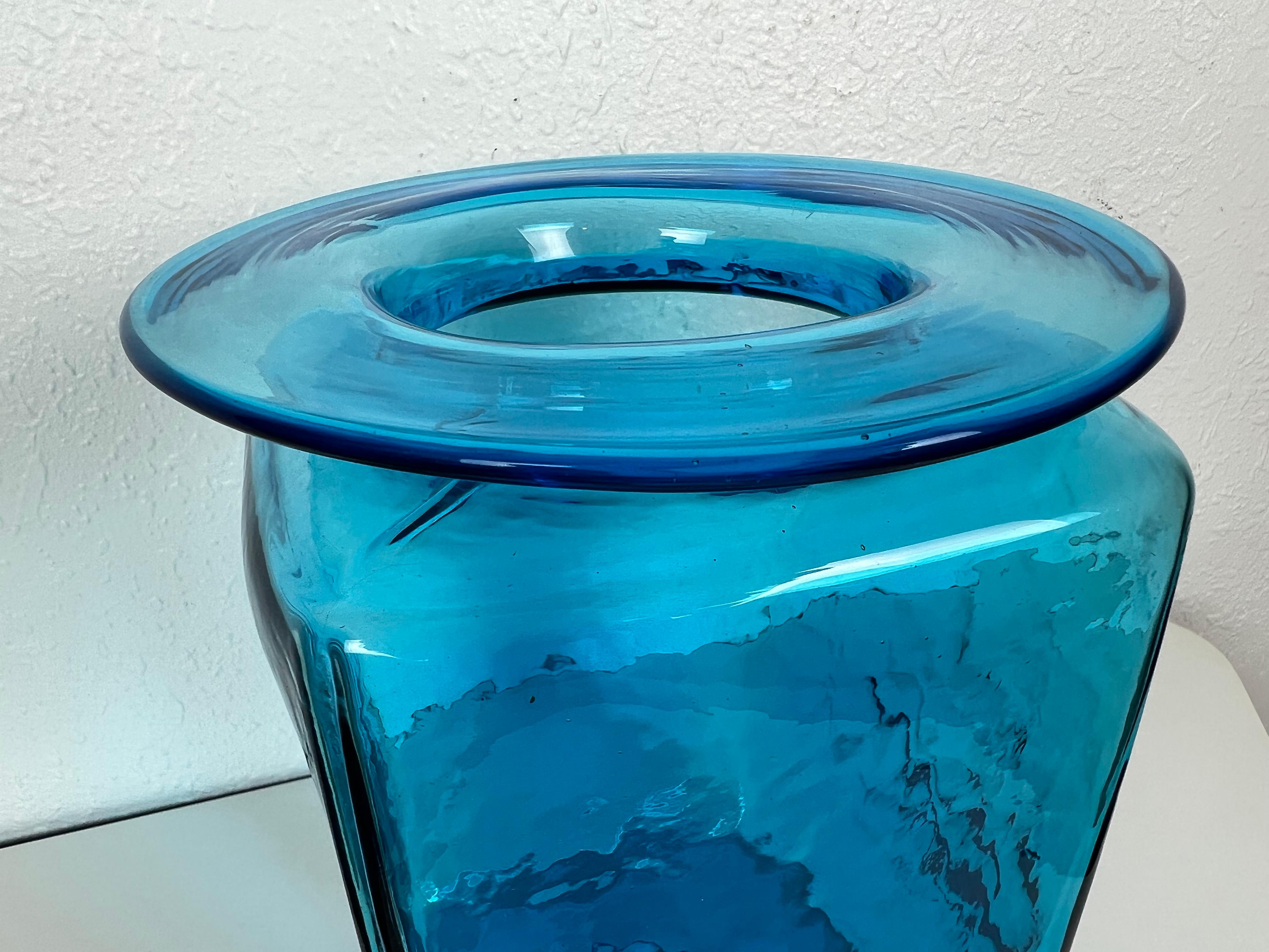 Große türkisblaue Vase aus mundgeblasenem Glas von Blenko (amerikanisch) im Angebot