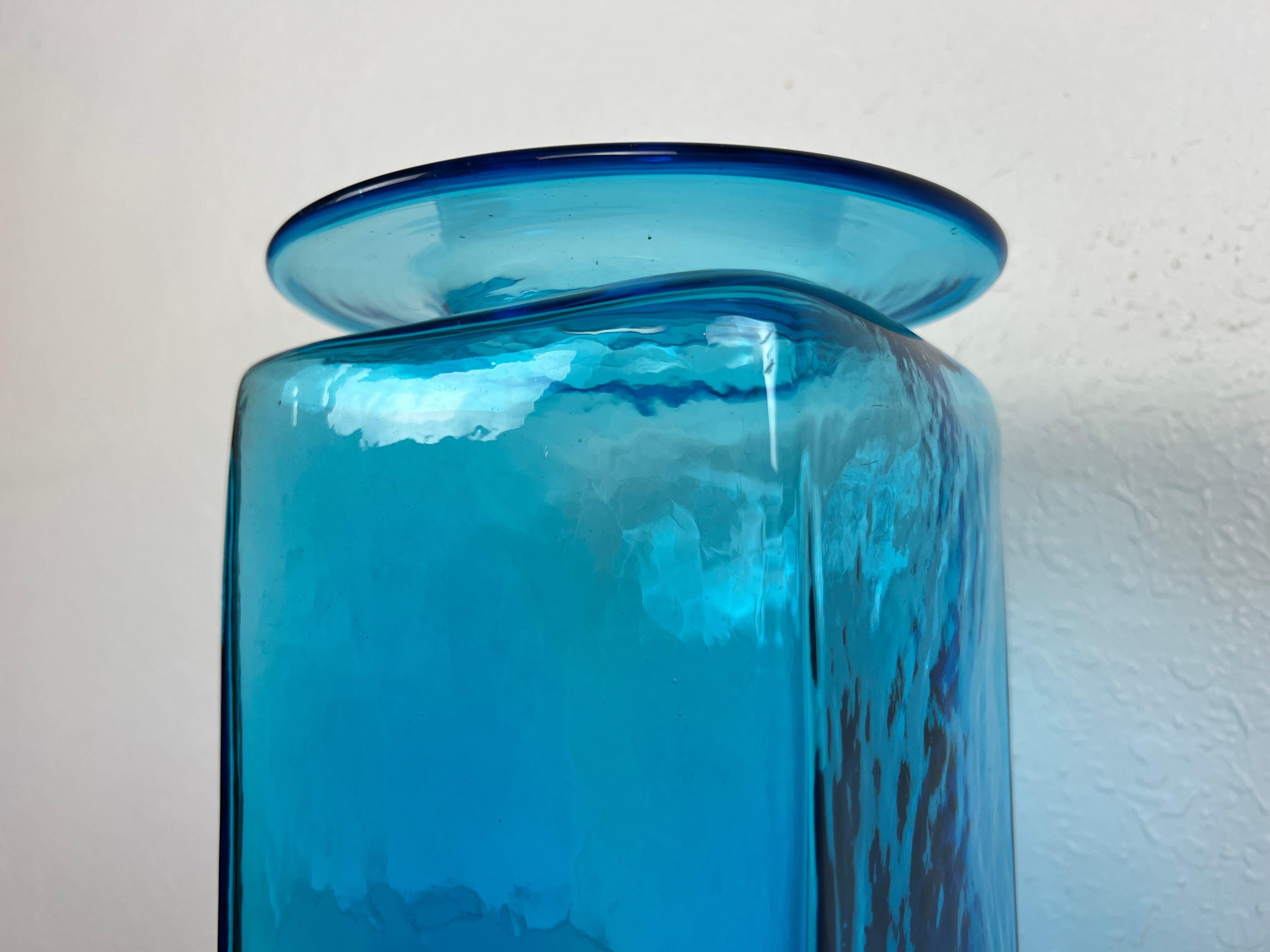 Große türkisblaue Vase aus mundgeblasenem Glas von Blenko (20. Jahrhundert) im Angebot