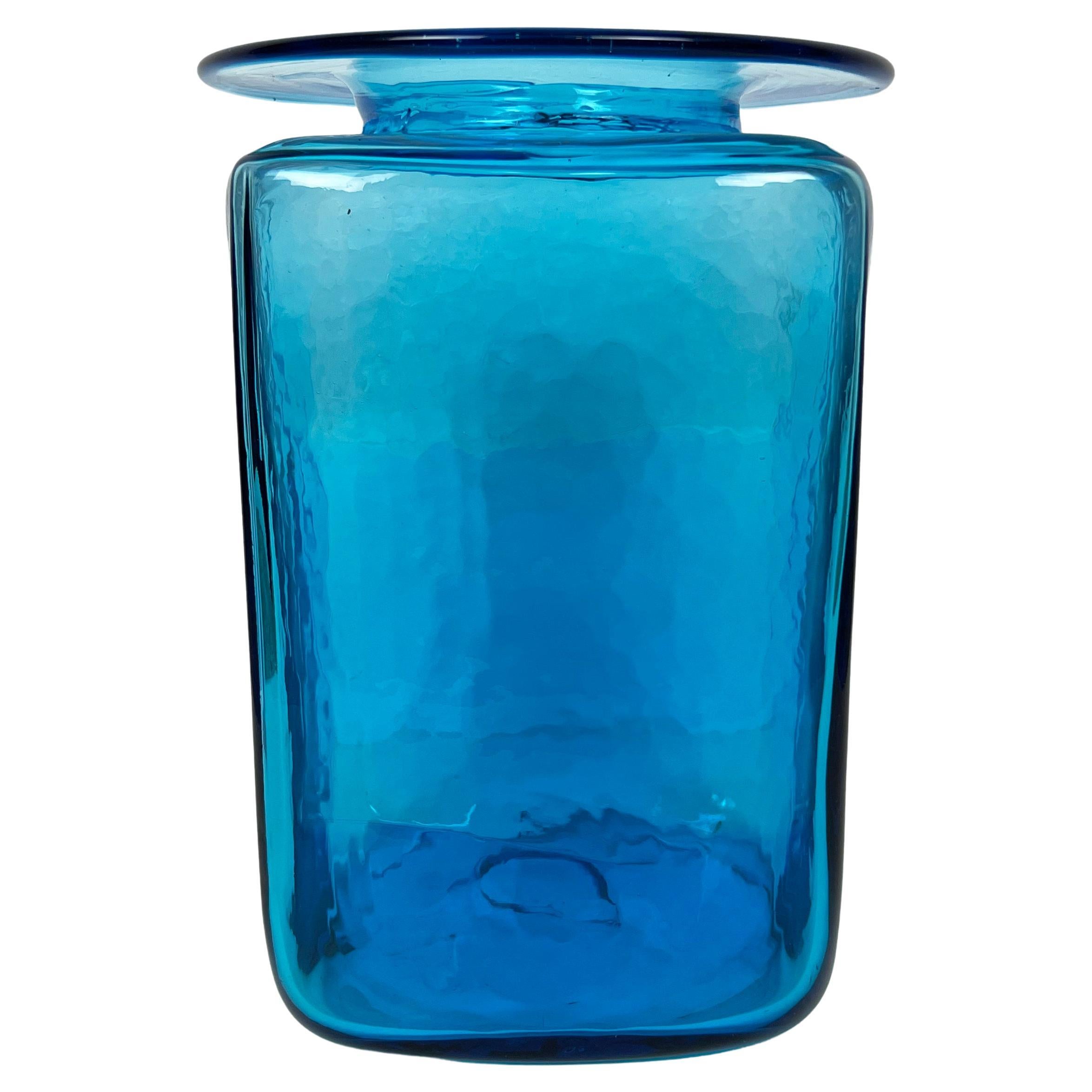 Große türkisblaue Vase aus mundgeblasenem Glas von Blenko im Angebot