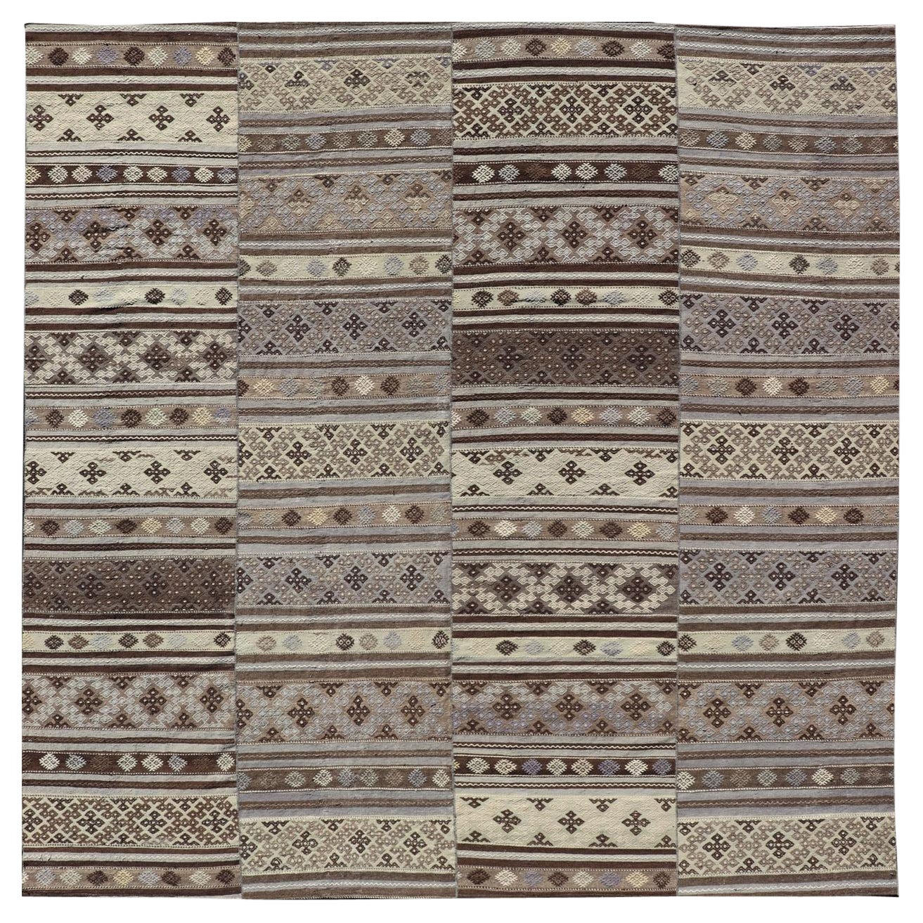 Großer quadratischer, bestickter, flachgewebter türkischer Tafelteppich im Vintage-Stil   10'10 X 11'6 im Angebot