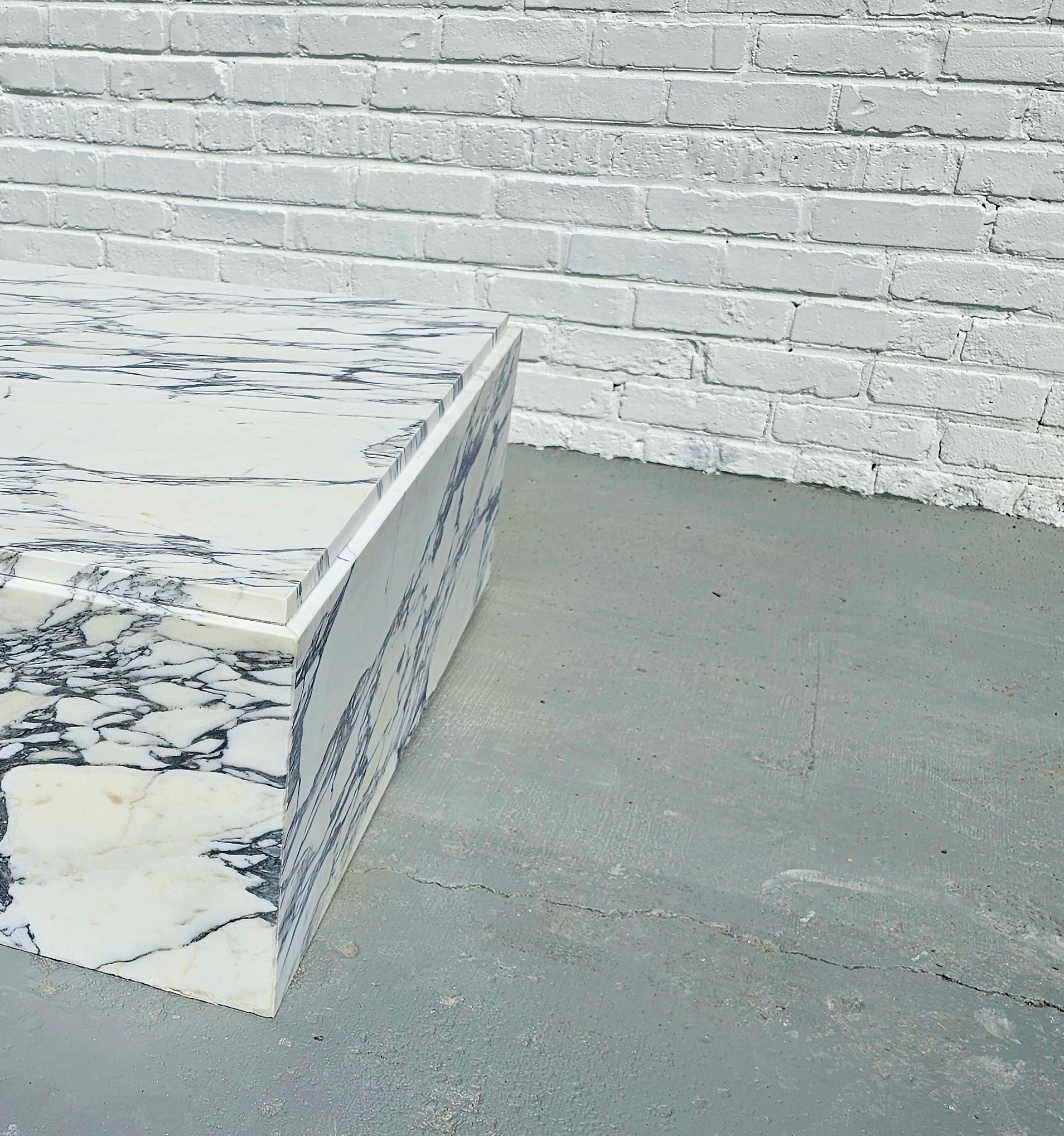 Cette table basse polyvalente, élégante et carrée en marbre blanc sera du plus bel effet dans un salon moderne, une grande salle, un bureau ou une grande chambre à coucher principale.  Fabriquée dans un magnifique marbre Whiting, sa forme carrée est
