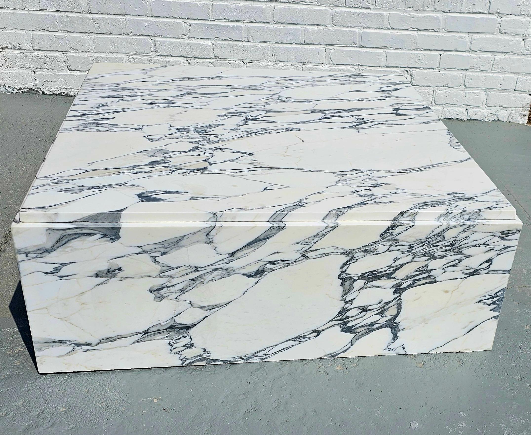 Moderne Grande table basse carrée en marbre blanc Arabescato en vente