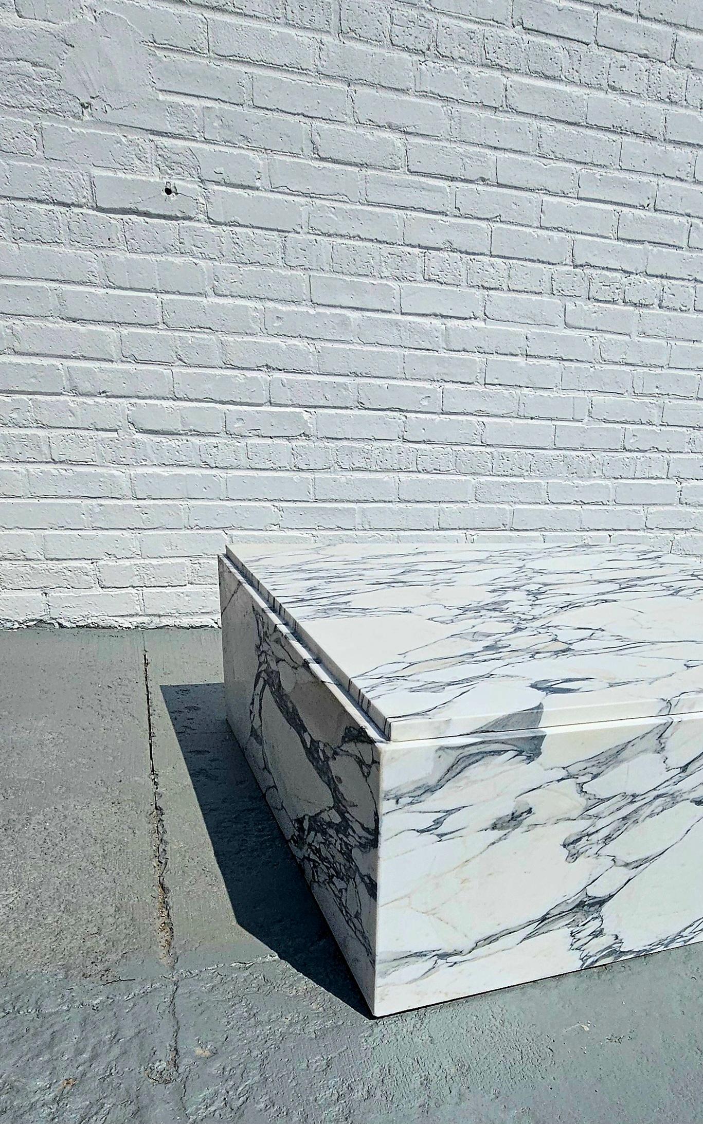 Américain Grande table basse carrée en marbre blanc Arabescato en vente