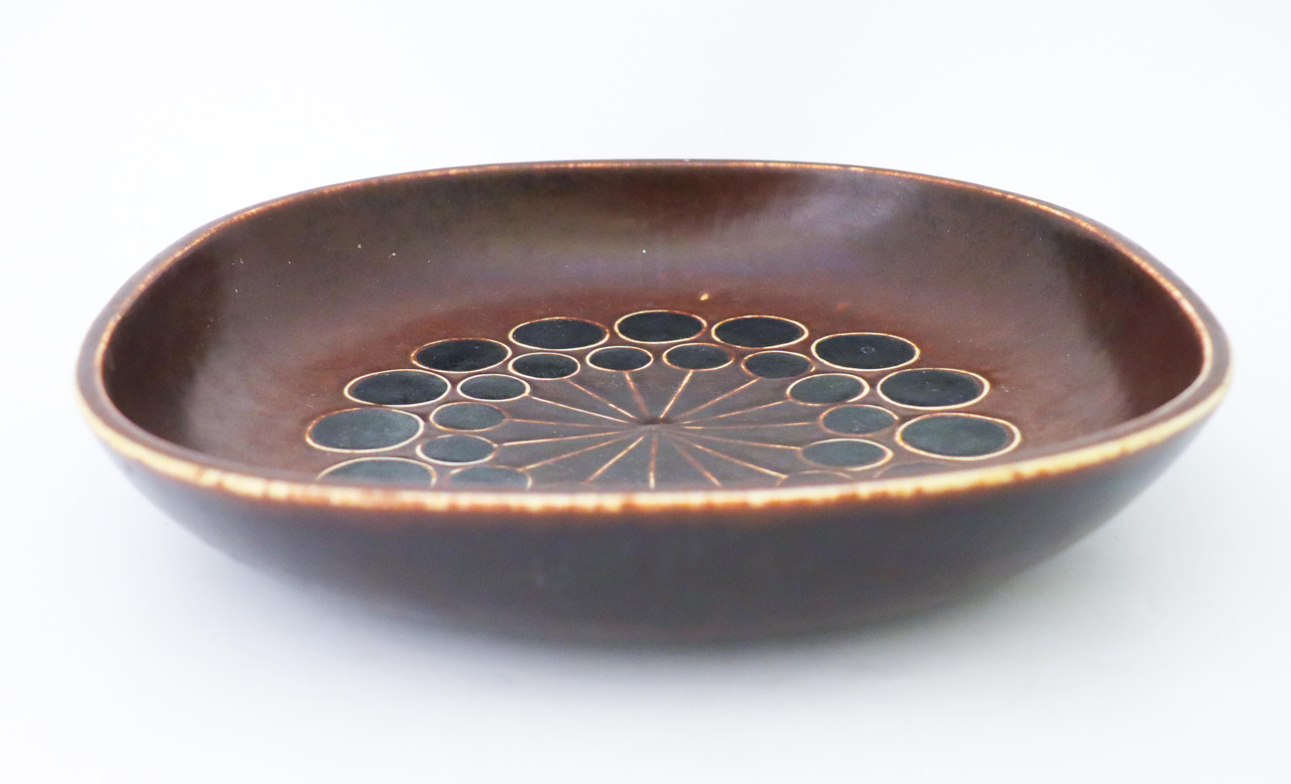 A squared bowl designed by Hertha Bengtson at Rörstrand, the bowl is 29,5 x 29,5 cm (11.8