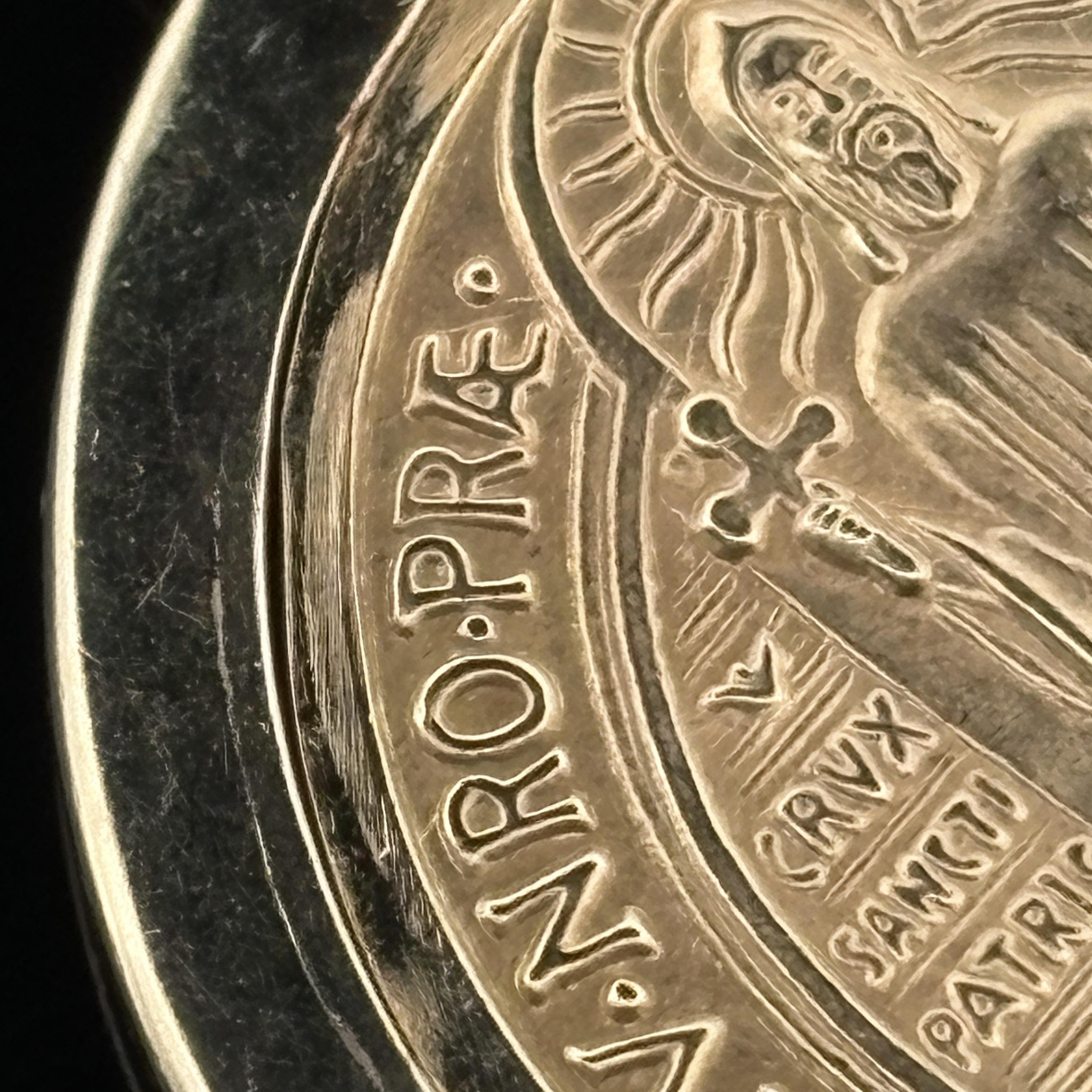 Grande Médaille Saint Benoît 18k dans un cadre 14k - 30.5mm - Italie - 15.3g en vente 6