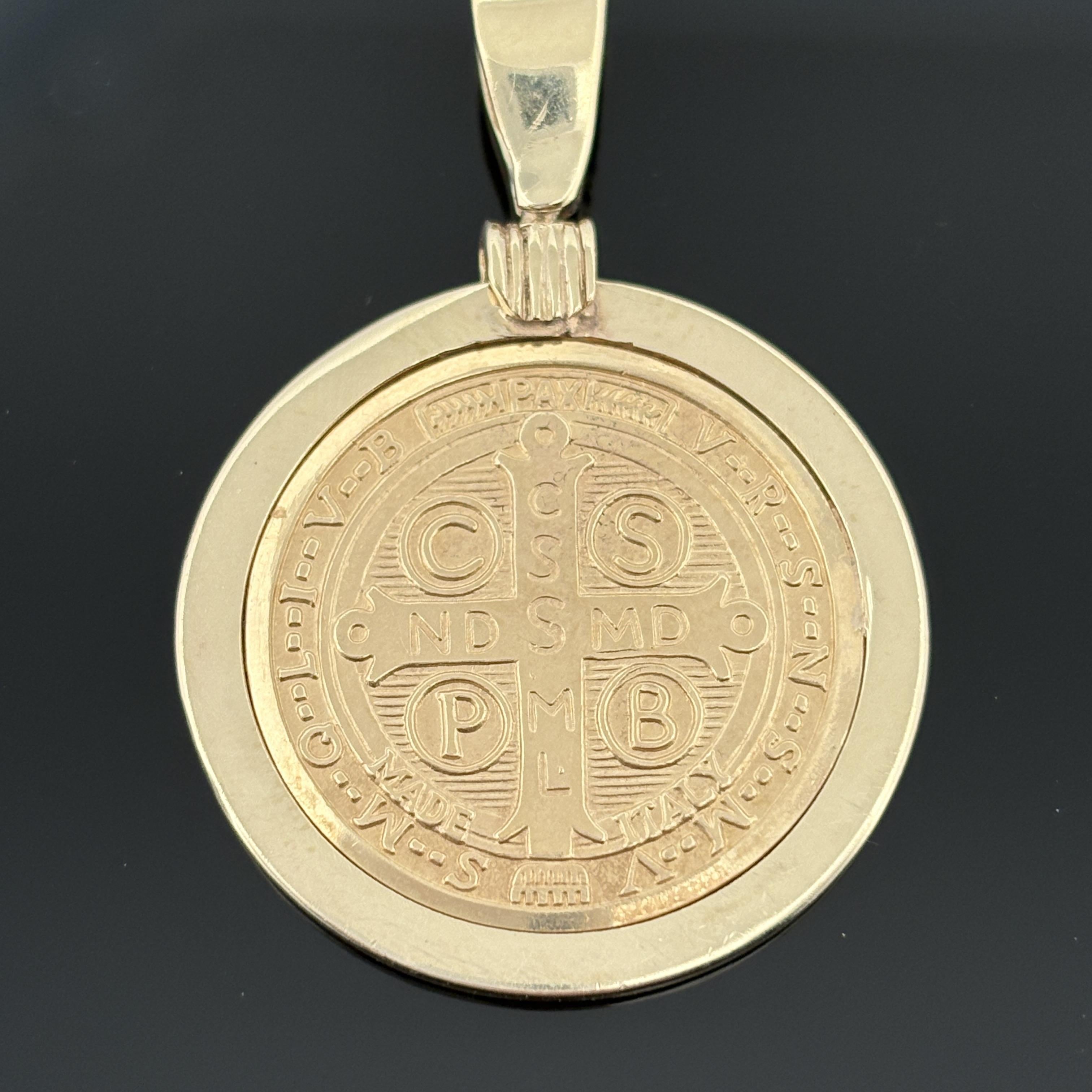 Pendentif en forme de médaille de Saint Benoît - Or 18K & 14K, Italien NUOVA JOLLY

Fabricant : Nuova Jolly S.r.l., I.L.A., Arezzo, Italie
Teneur en or : Centre 18K (