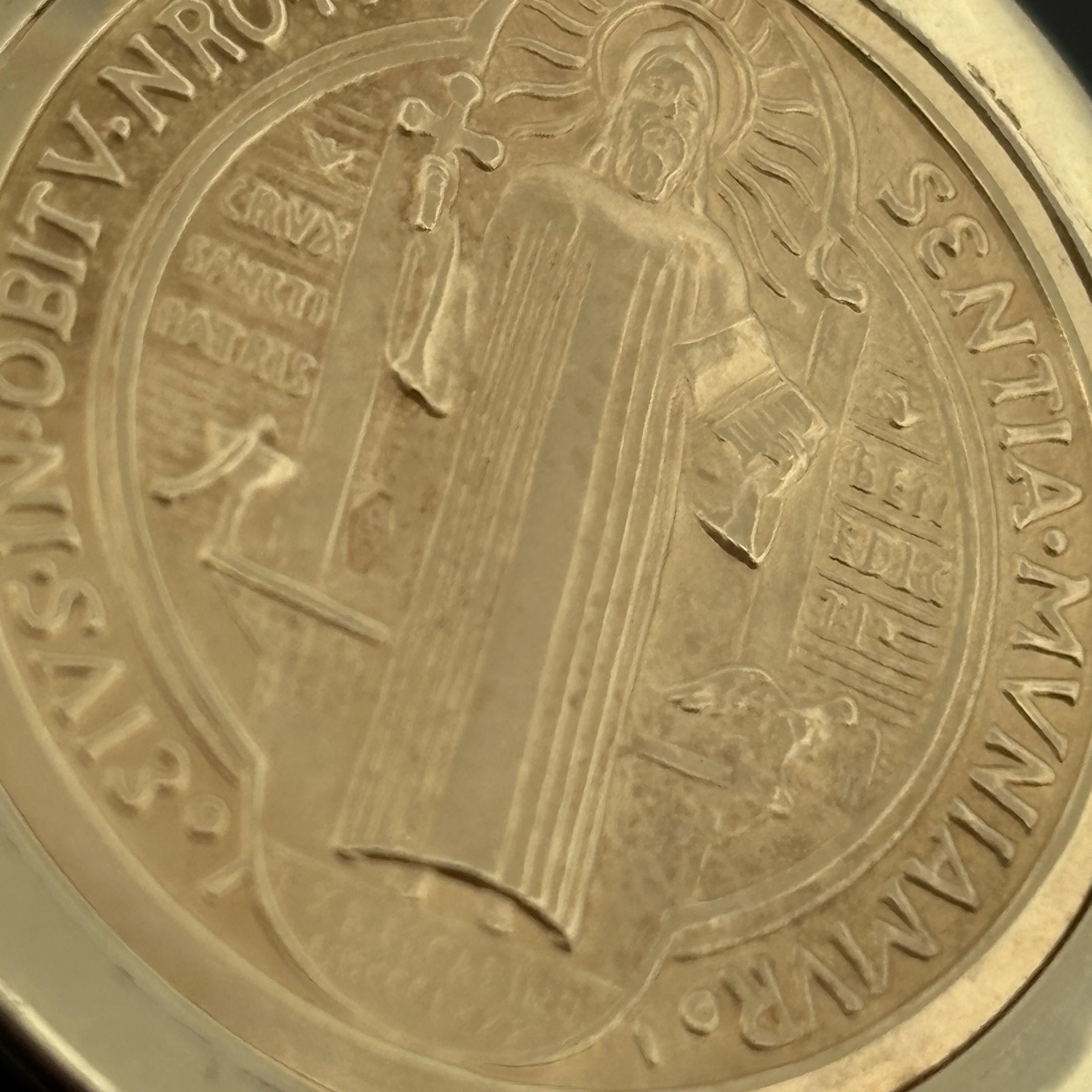 Grande Médaille Saint Benoît 18k dans un cadre 14k - 30.5mm - Italie - 15.3g Bon état - En vente à Orlando, FL
