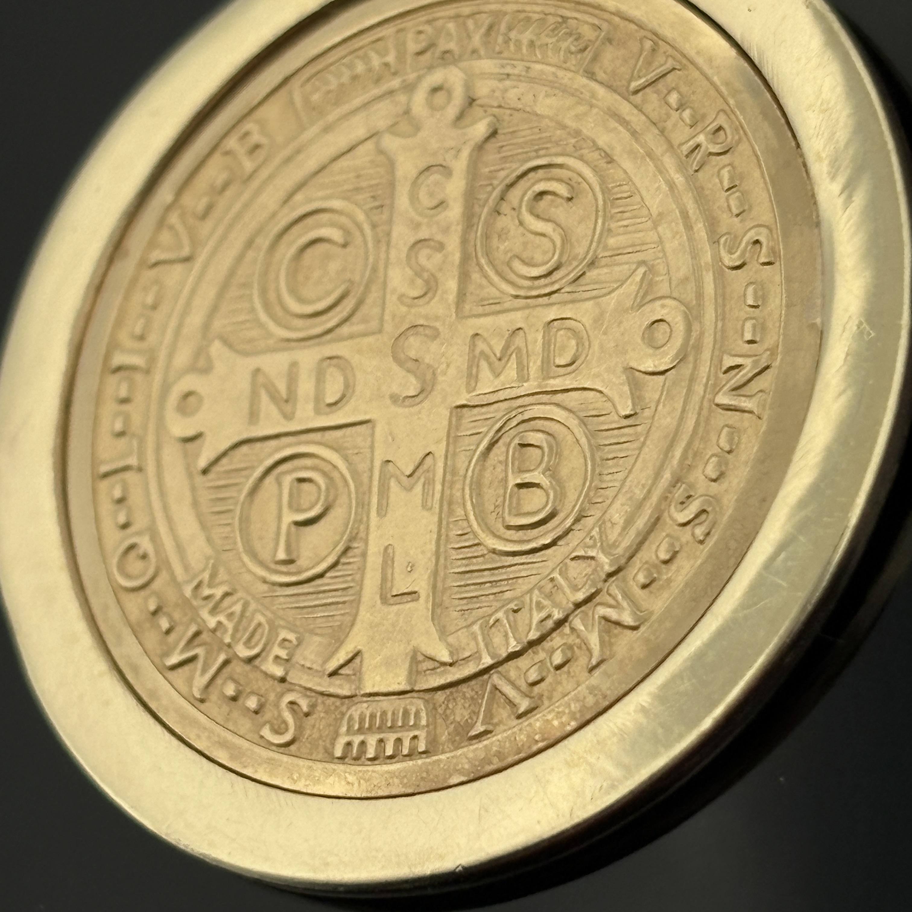 Grande Médaille Saint Benoît 18k dans un cadre 14k - 30.5mm - Italie - 15.3g en vente 1