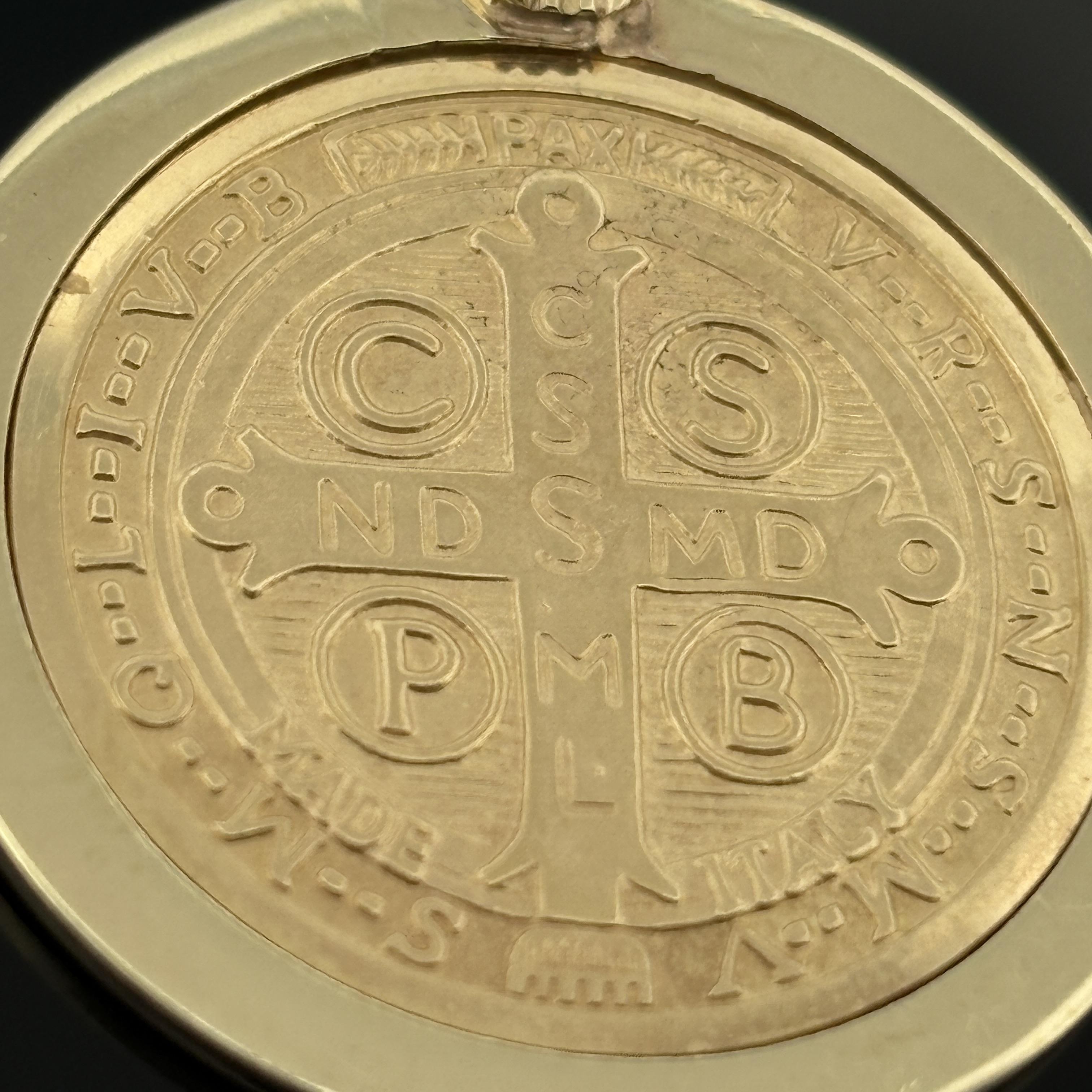 Grande Médaille Saint Benoît 18k dans un cadre 14k - 30.5mm - Italie - 15.3g en vente 2
