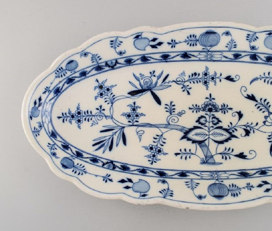 Large Stadt Meissen blue onion fish dish in hand-painted porcelain. 
Early 20th century.
Measures: 50 x 24 x 5 cm.
In excellent condition.
Stamped.
1st factory quality.