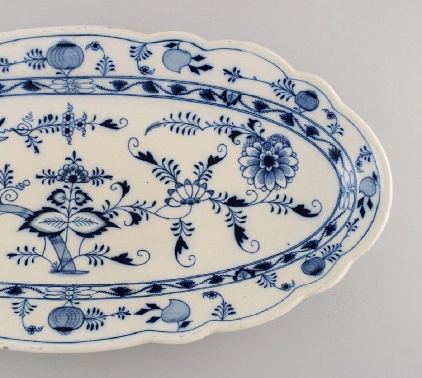 German Large Stadt Meissen Blue Onion Fish Dish in Hand-Painted Porcelain