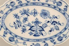 Large Stadt Meissen Blue Onion Serving Dish in Hand-Painted Porcelain.