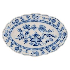 Large Stadt Meissen Blue Onion Serving Dish in Hand-Painted Porcelain. 