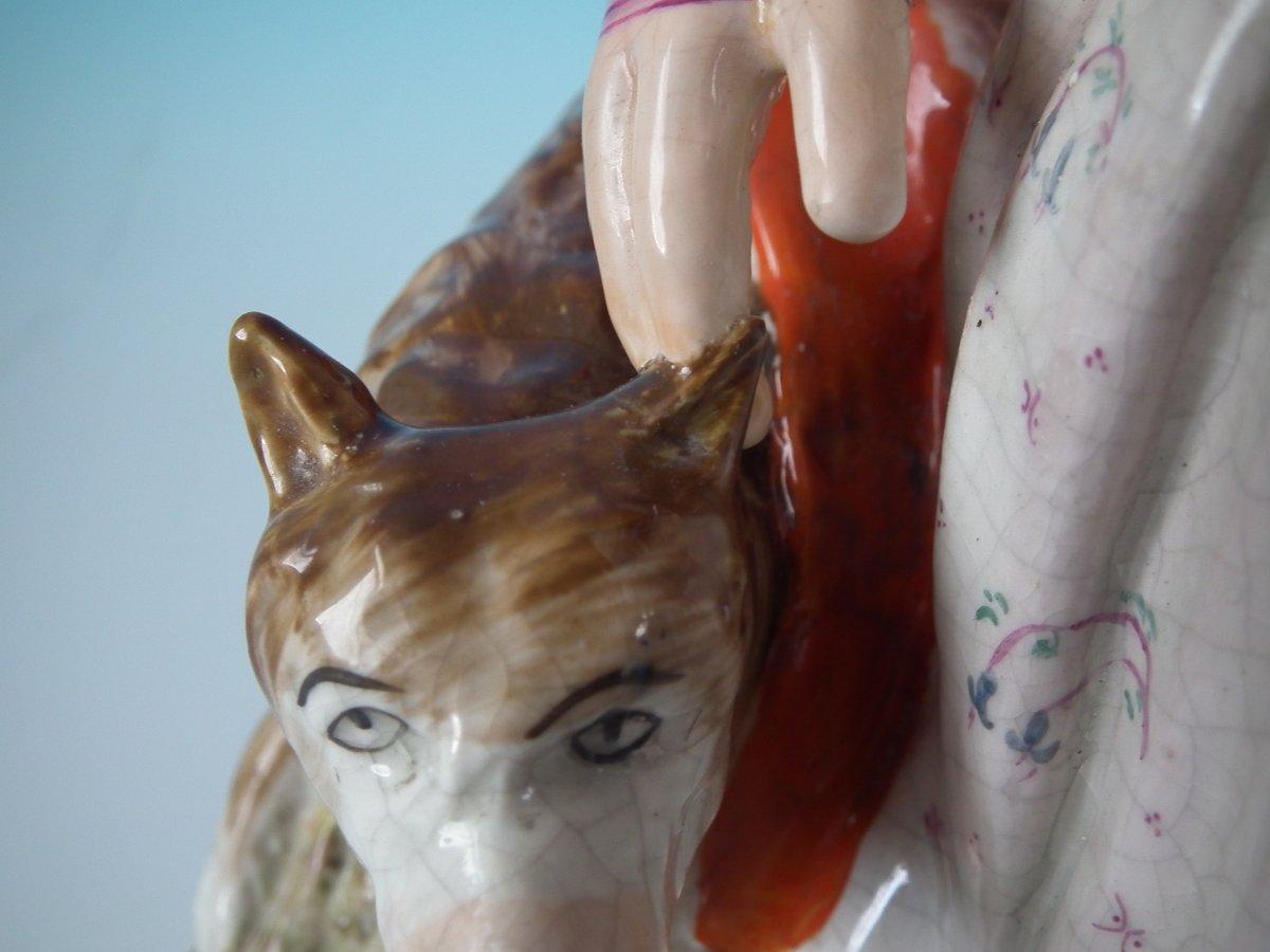 Grande figurine du Staffordshire représentant le chaperon rouge et le loup en vente 10
