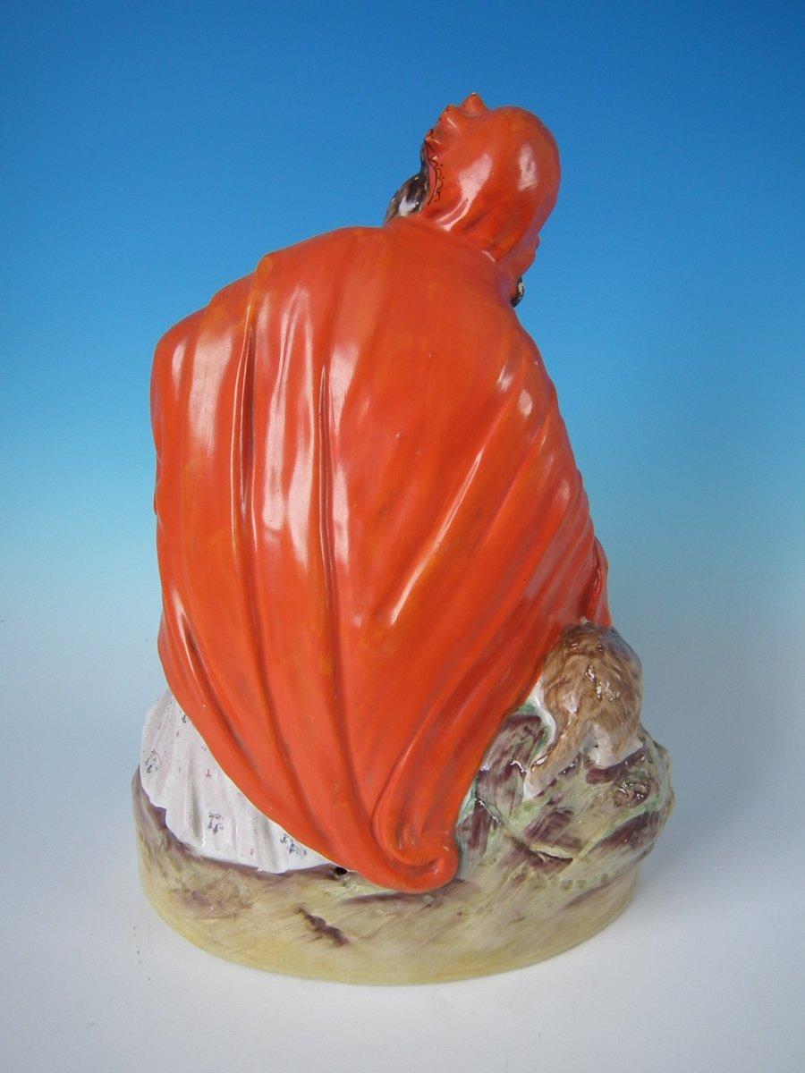 Victorien Grande figurine du Staffordshire représentant le chaperon rouge et le loup en vente