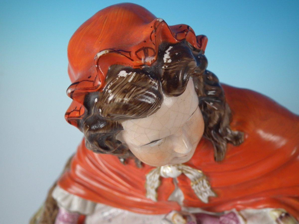 Milieu du XIXe siècle Grande figurine du Staffordshire représentant le chaperon rouge et le loup en vente